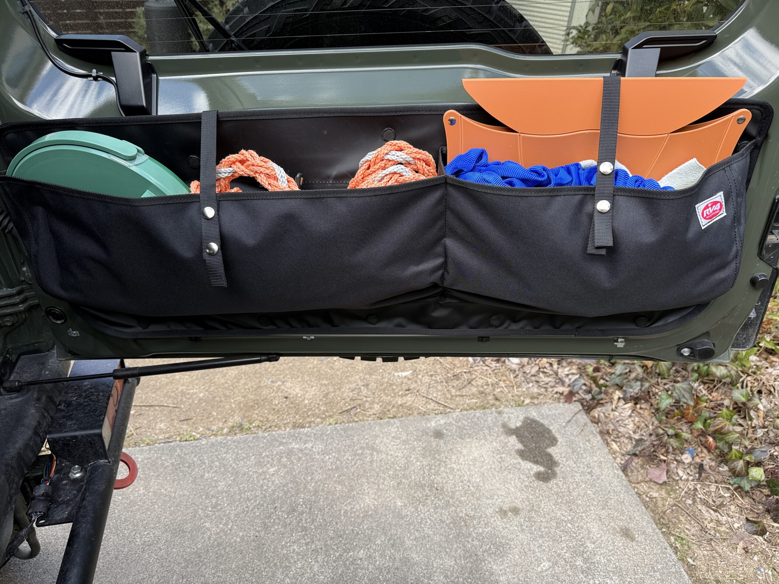 荷物を入れたバックドアポケット