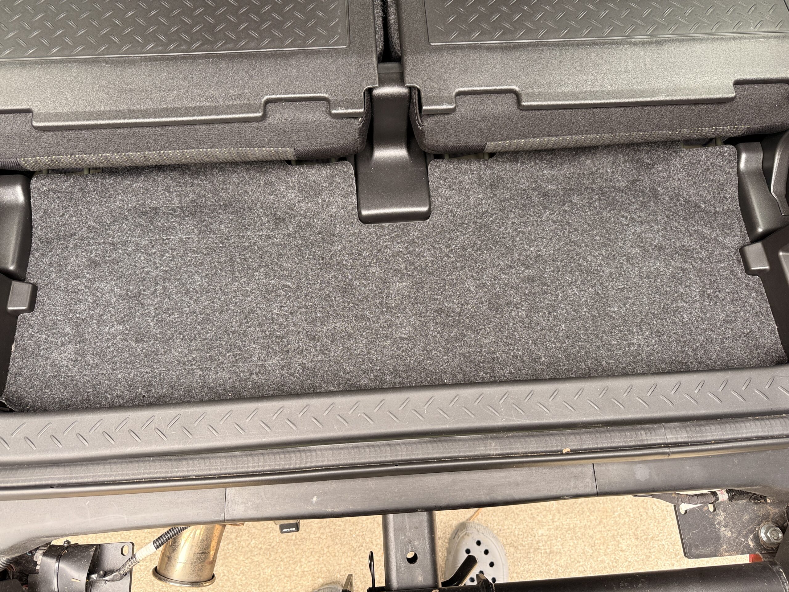 ラゲッジボックスを外した状態のジムニー