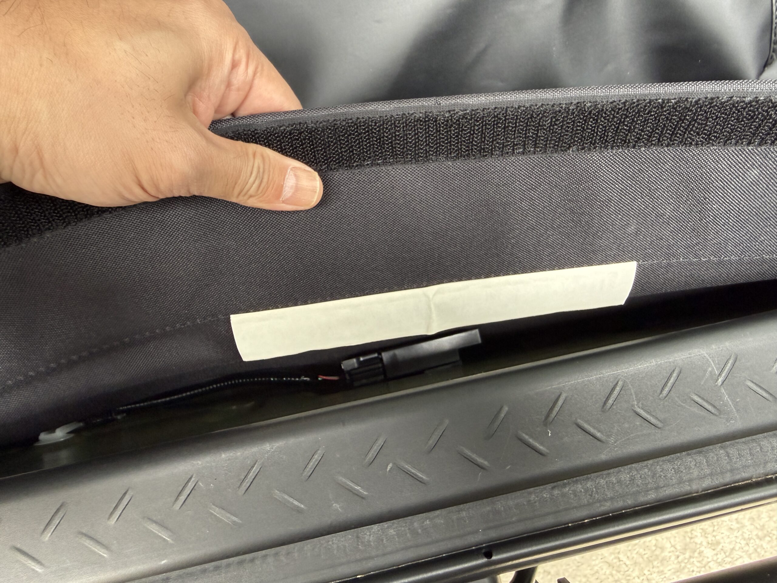 荷室フラットソフトボックスの両面テープと左手