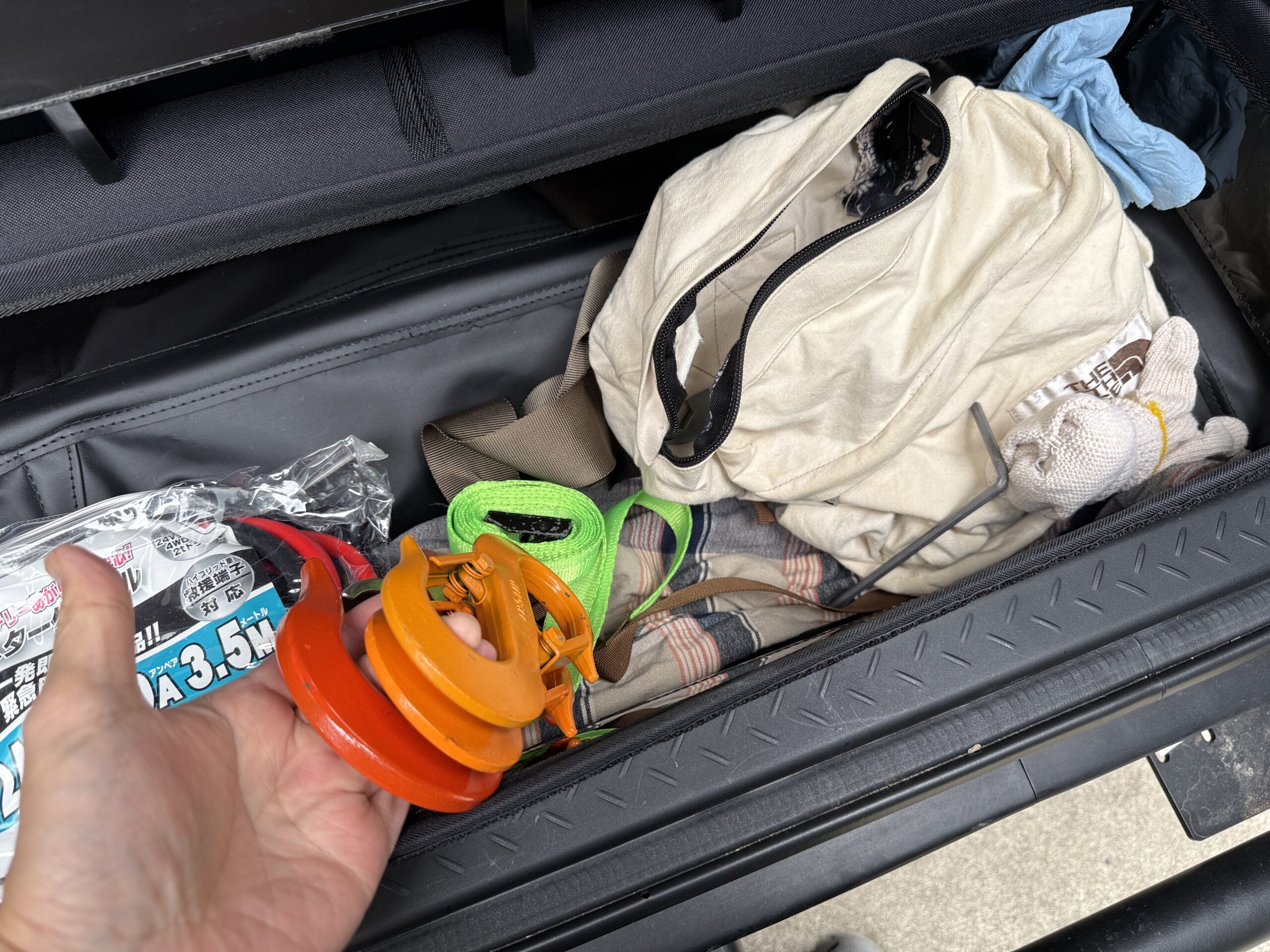 荷室フラットソフトボックスに色々と入れた状態