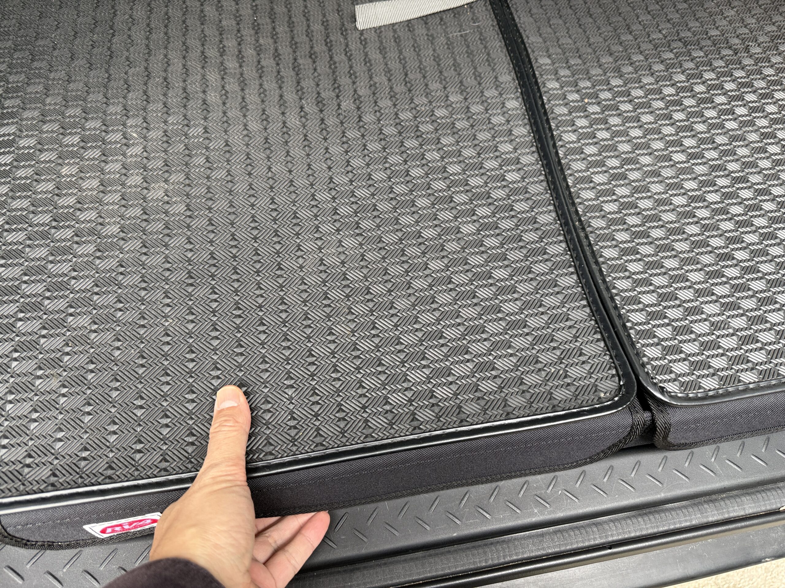 荷室フラットソフトボックスにシートを引いた状態に左手