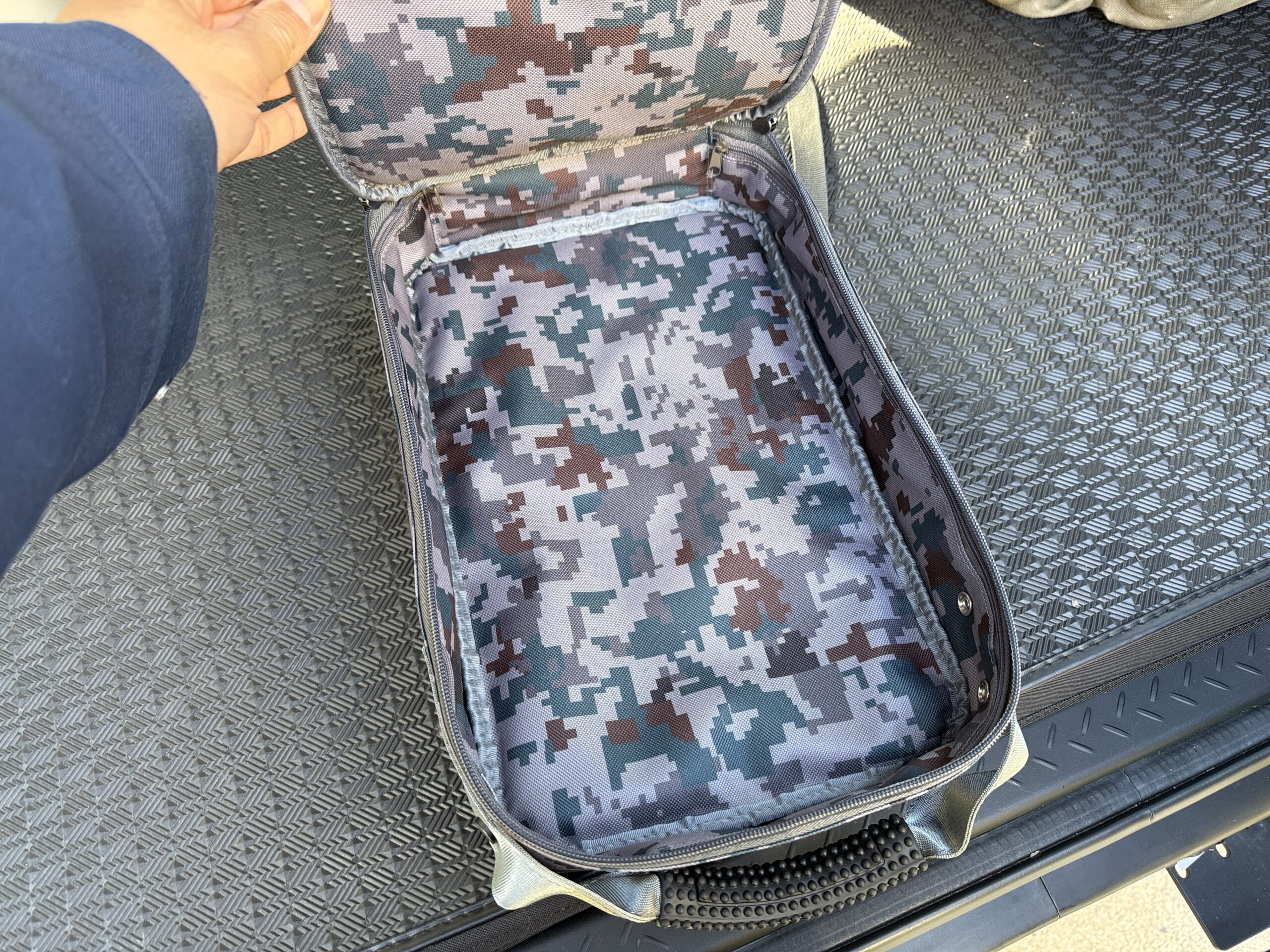 バッグの中と左手