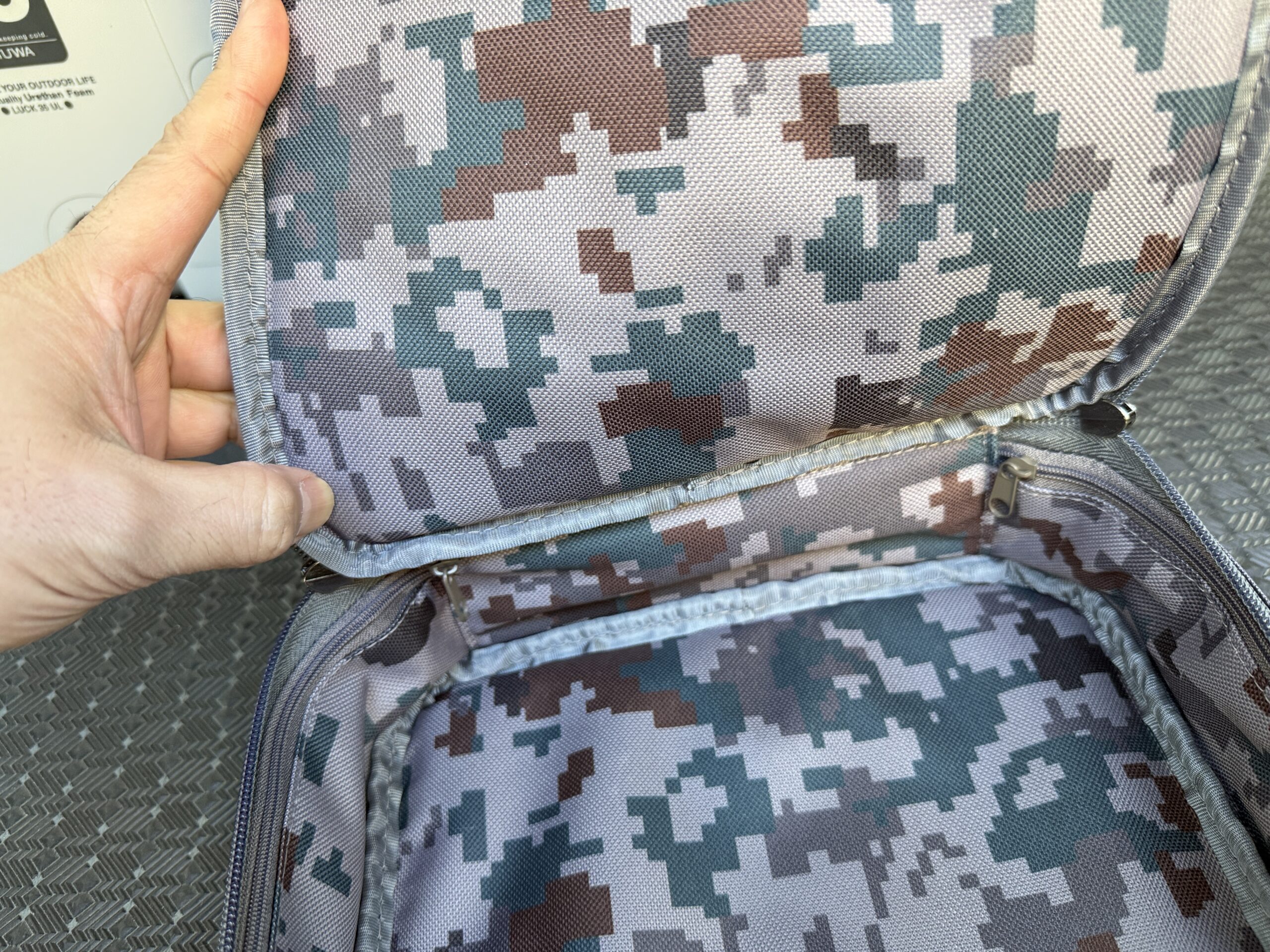 左手とポケットの下部部分