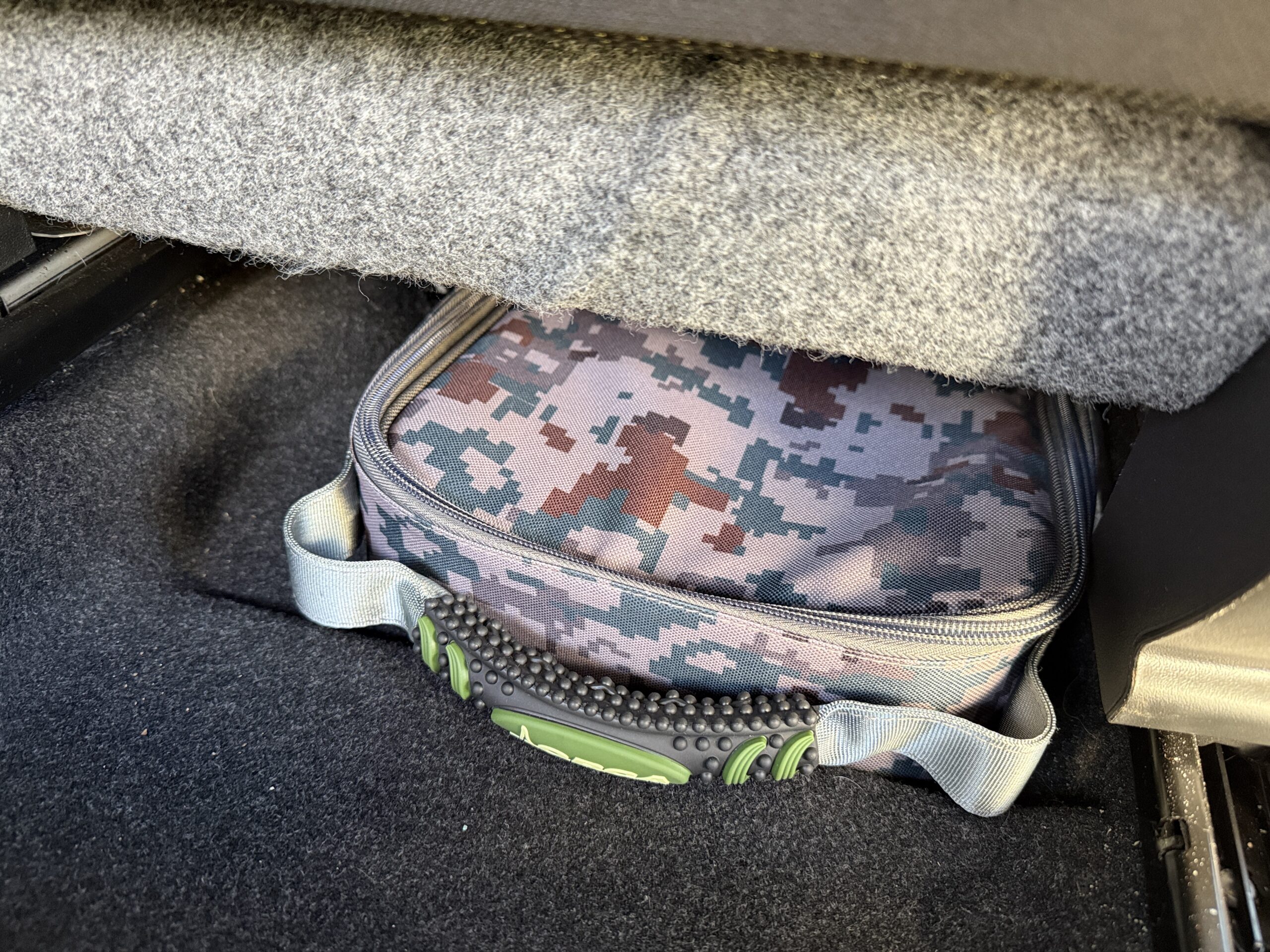 ジムニーのシート下に入れてワイルドグースのバッグ