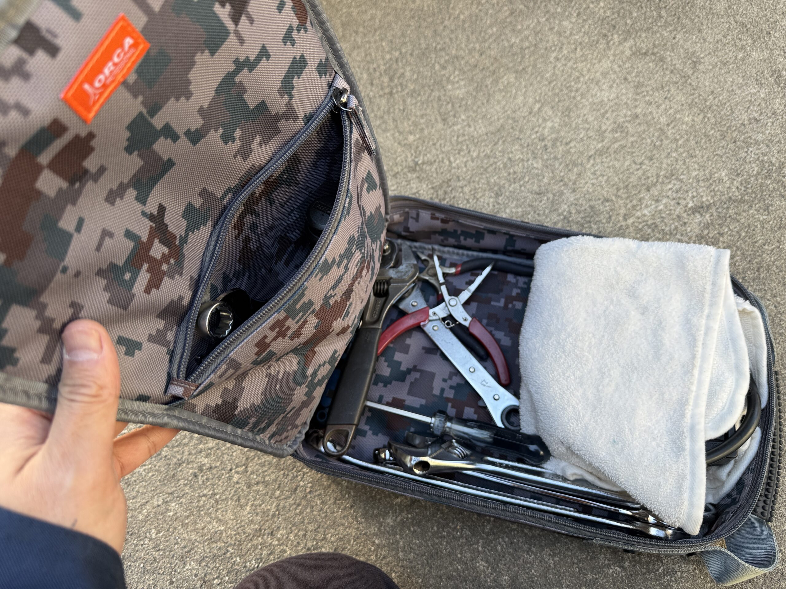 工具をいれたバッグと左手