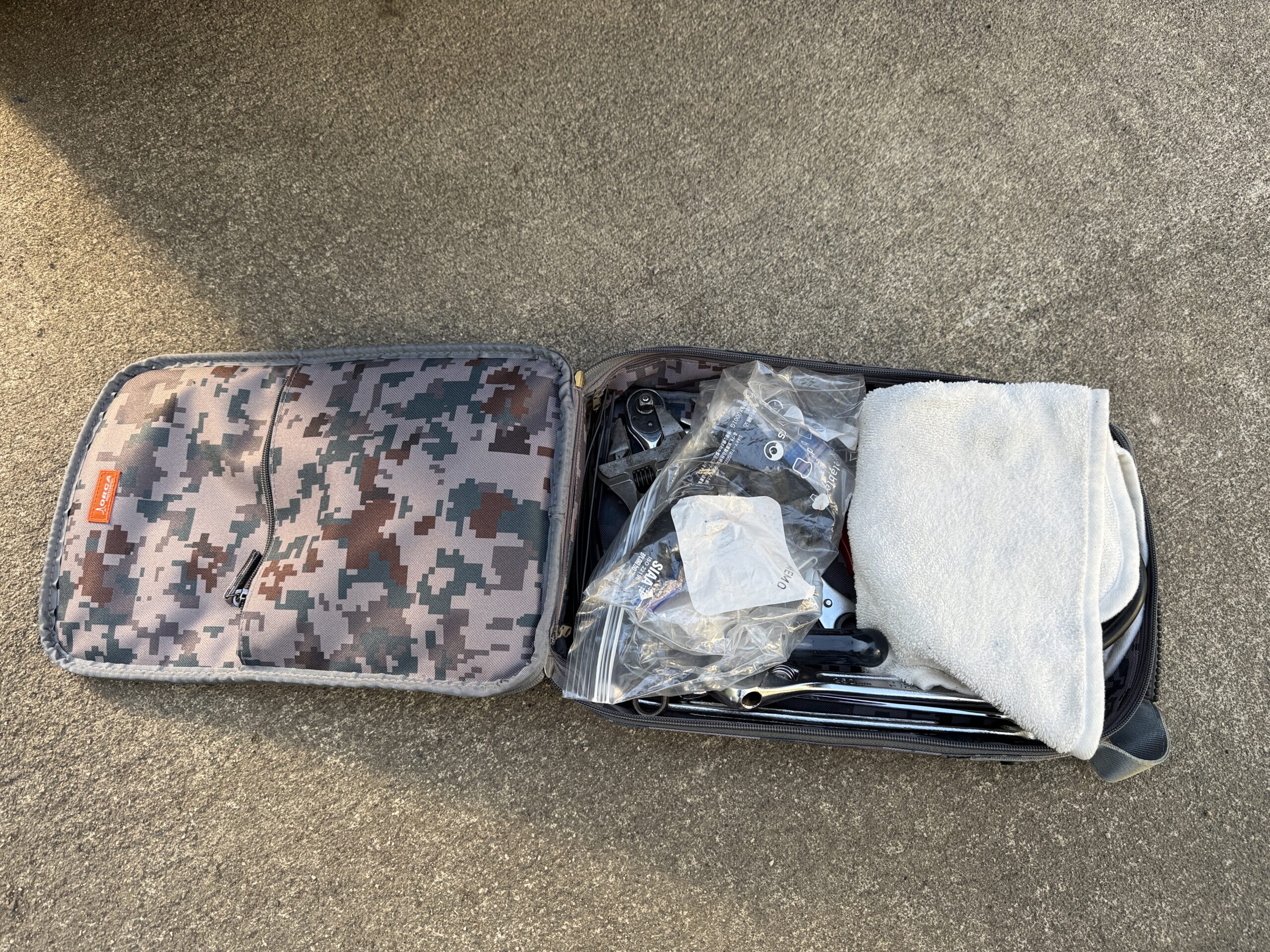 工具等を全部入れた状態のワイルドグースのバッグ