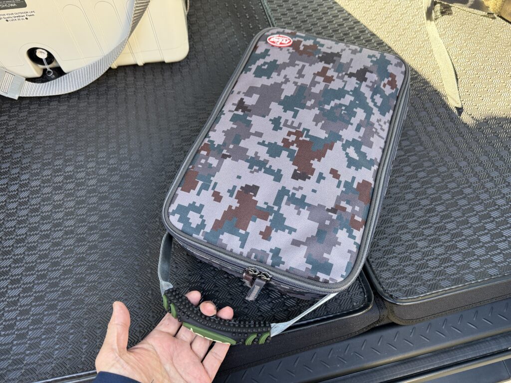 持ち手を左手で持ったバッグとクーラーボックス