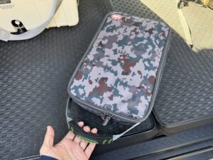 持ち手を左手で持ったバッグとクーラーボックス