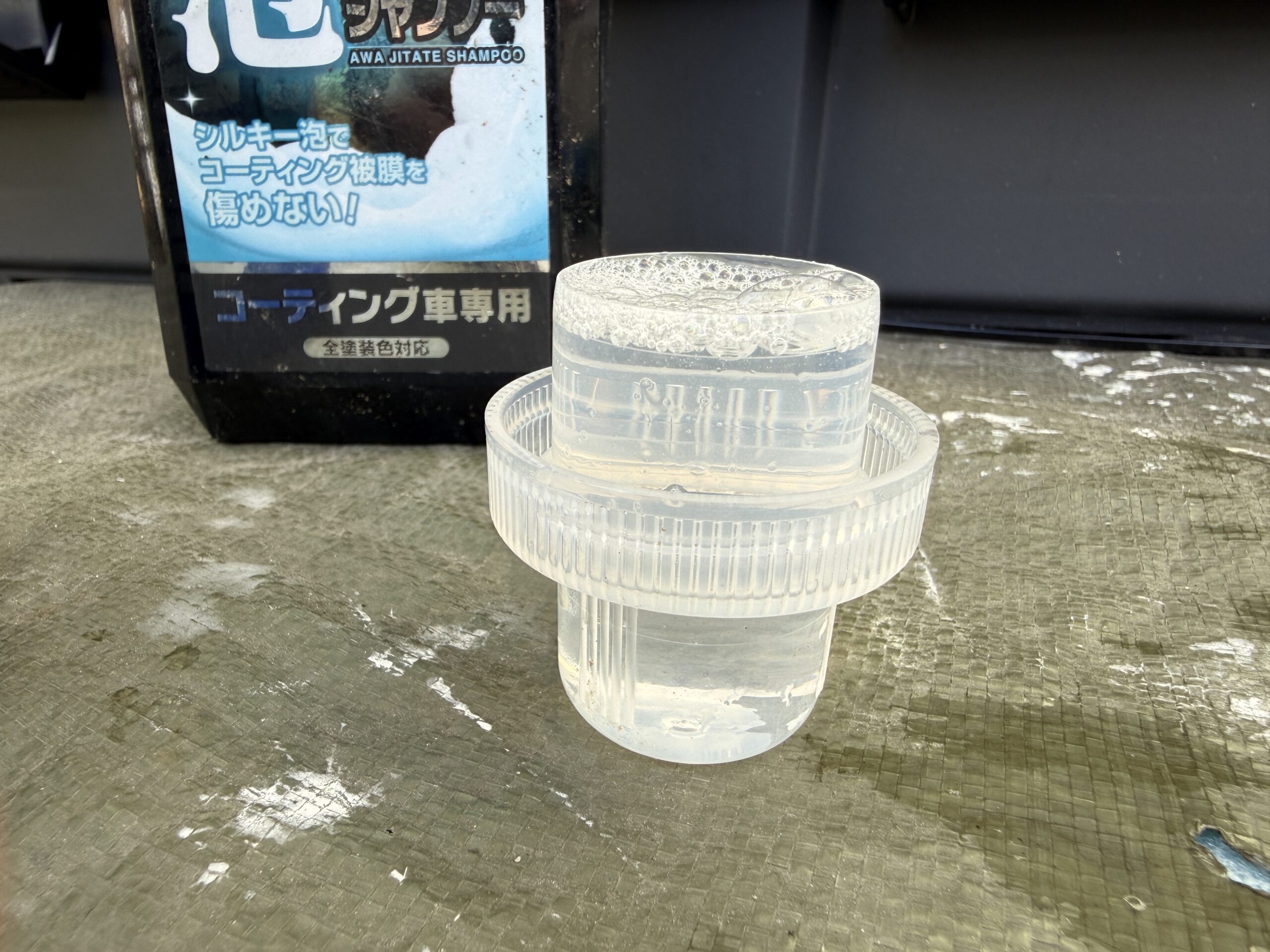 計量カップにカーシャンプーを入れた