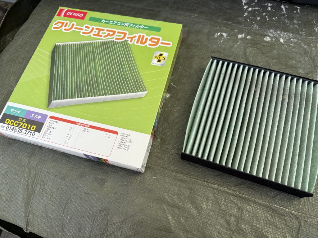 ジムニーのエムリットとデンソーのエアコンフィルターを並べた