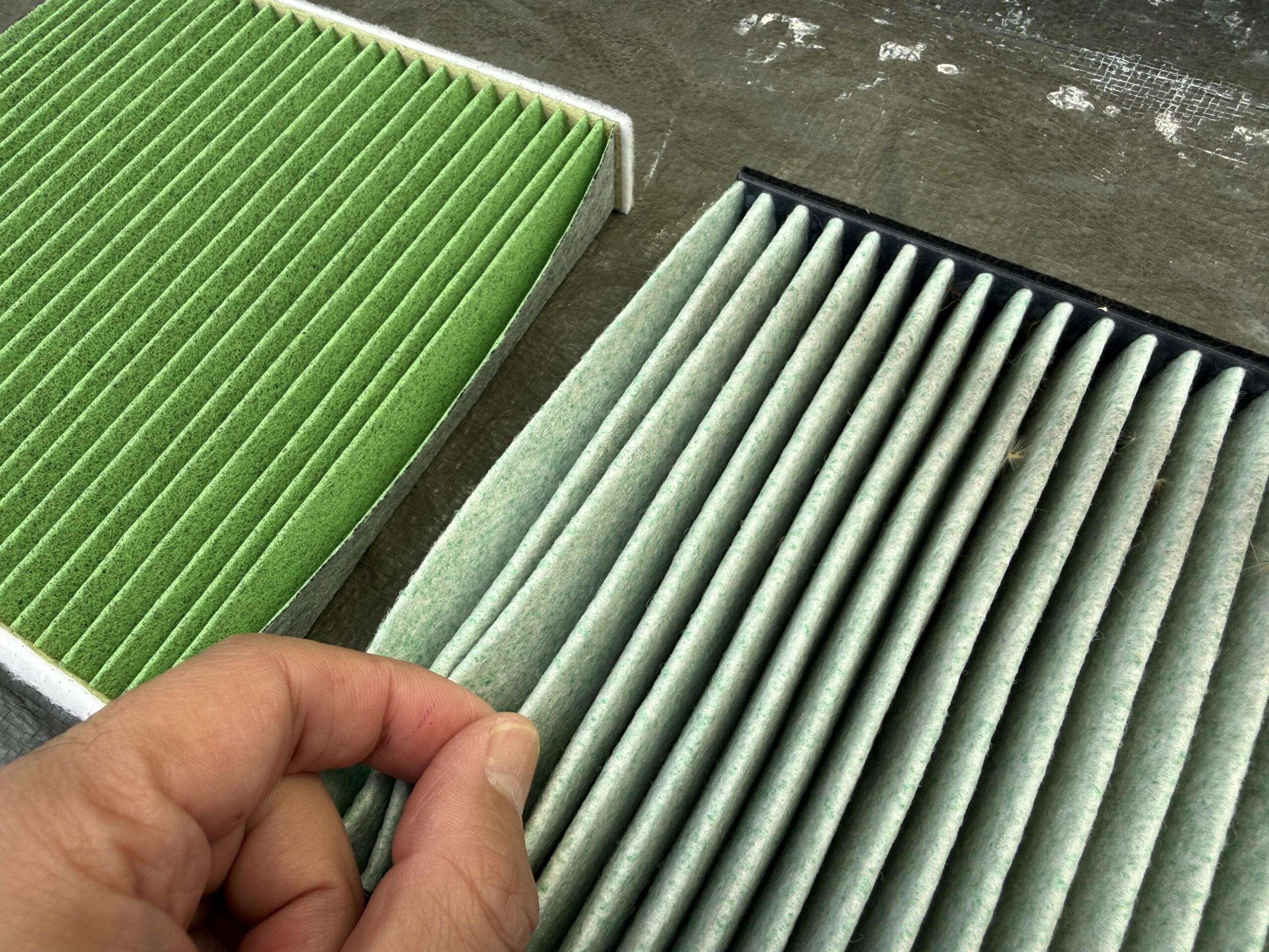 エムリットのエアコンフィルターと左手