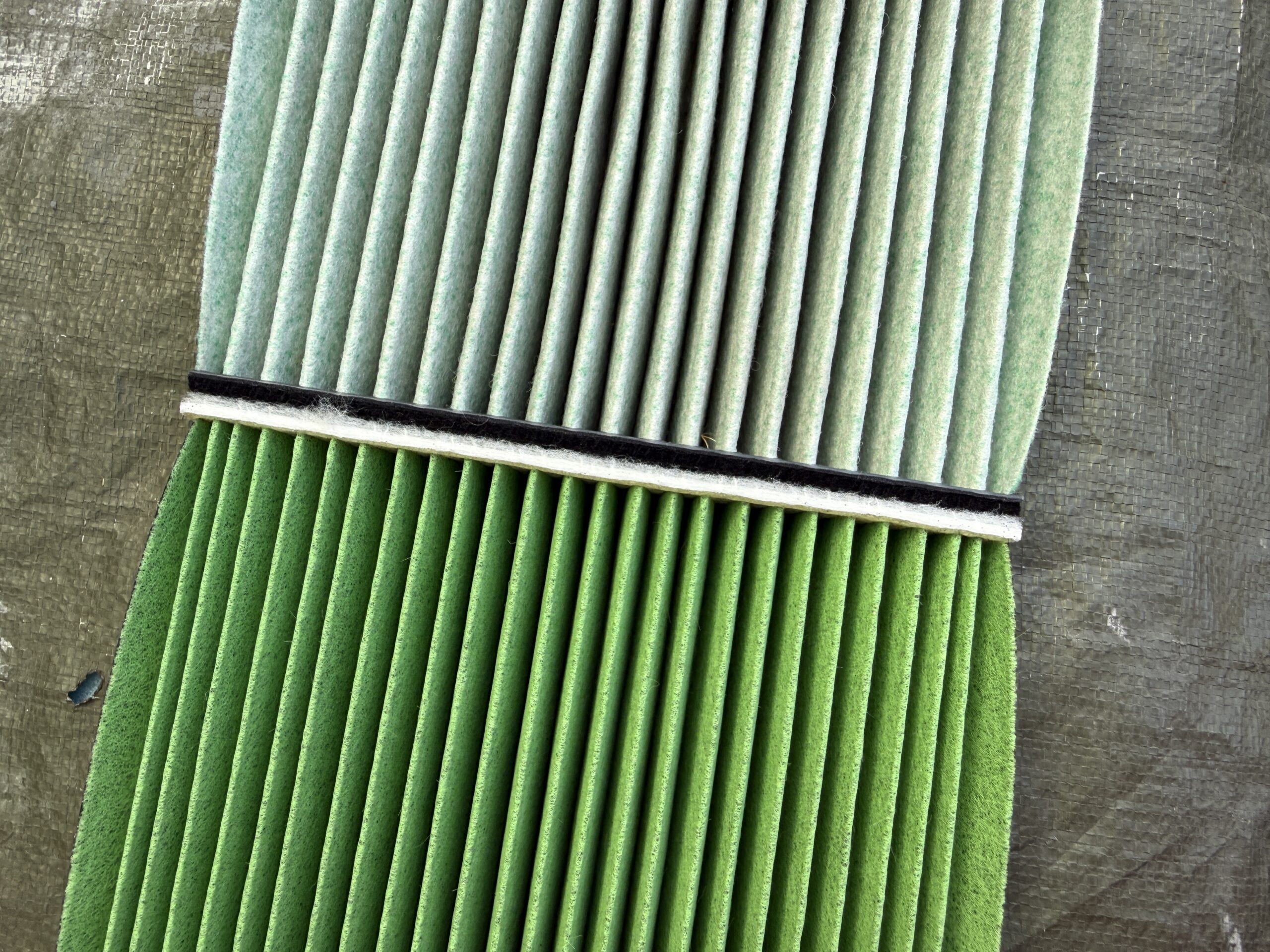 大きさを比較してるエアコンフィルター