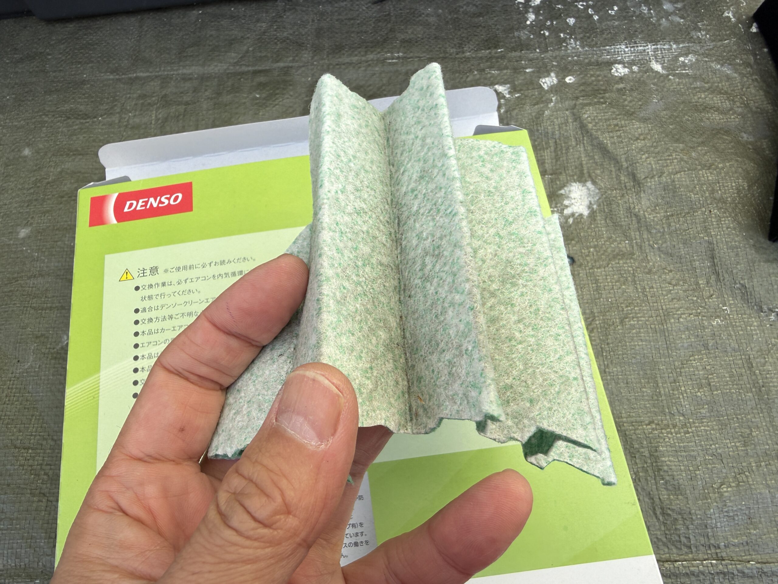 エムリットのエアコンフィルターをハサミでカットした状態
