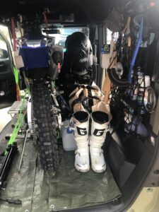 YZ125とヘルメット、ブーツ