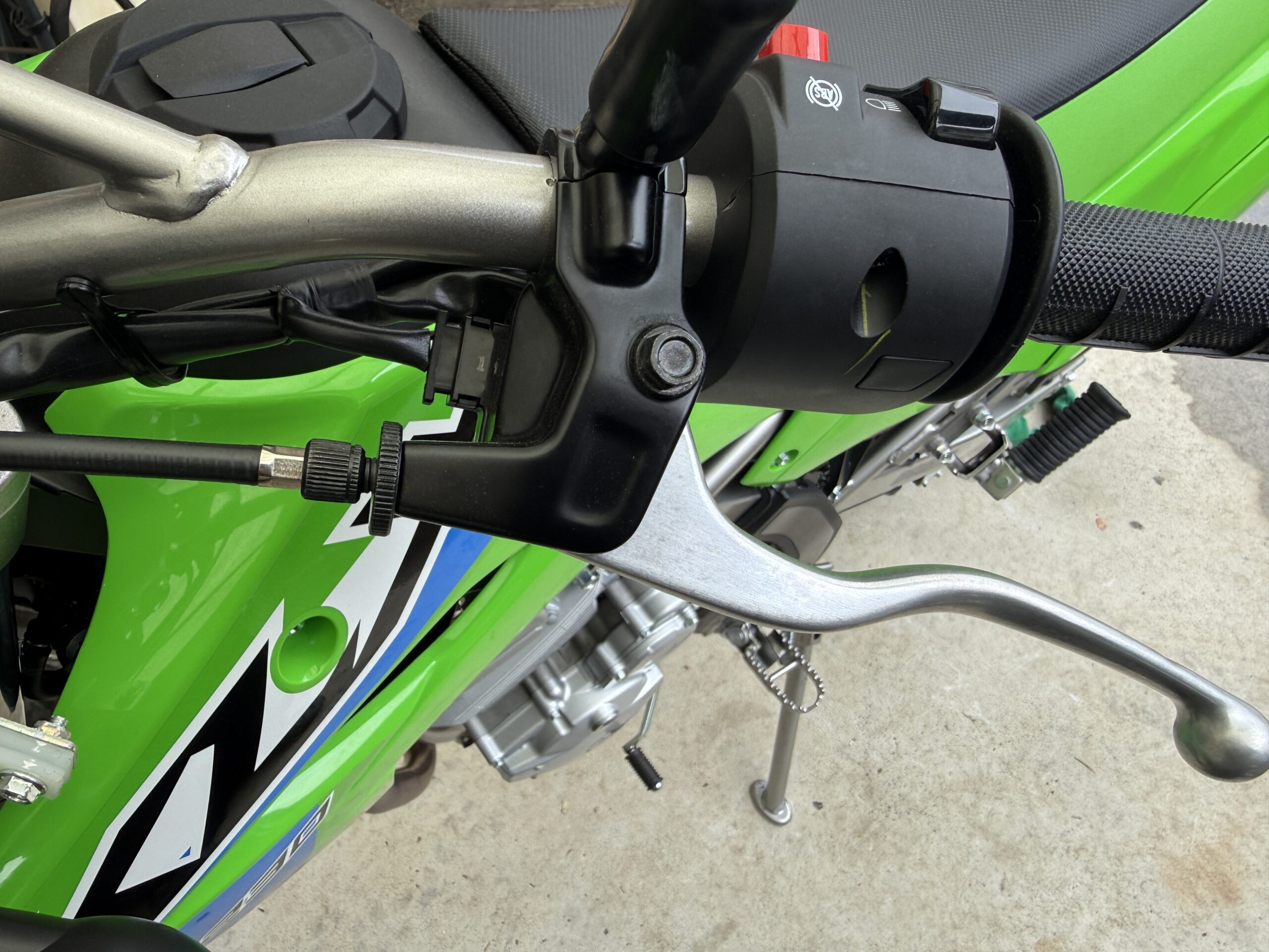 KLX230のクラッチホルダー