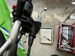 クラッチレバーホルダーのブーツと工具箱