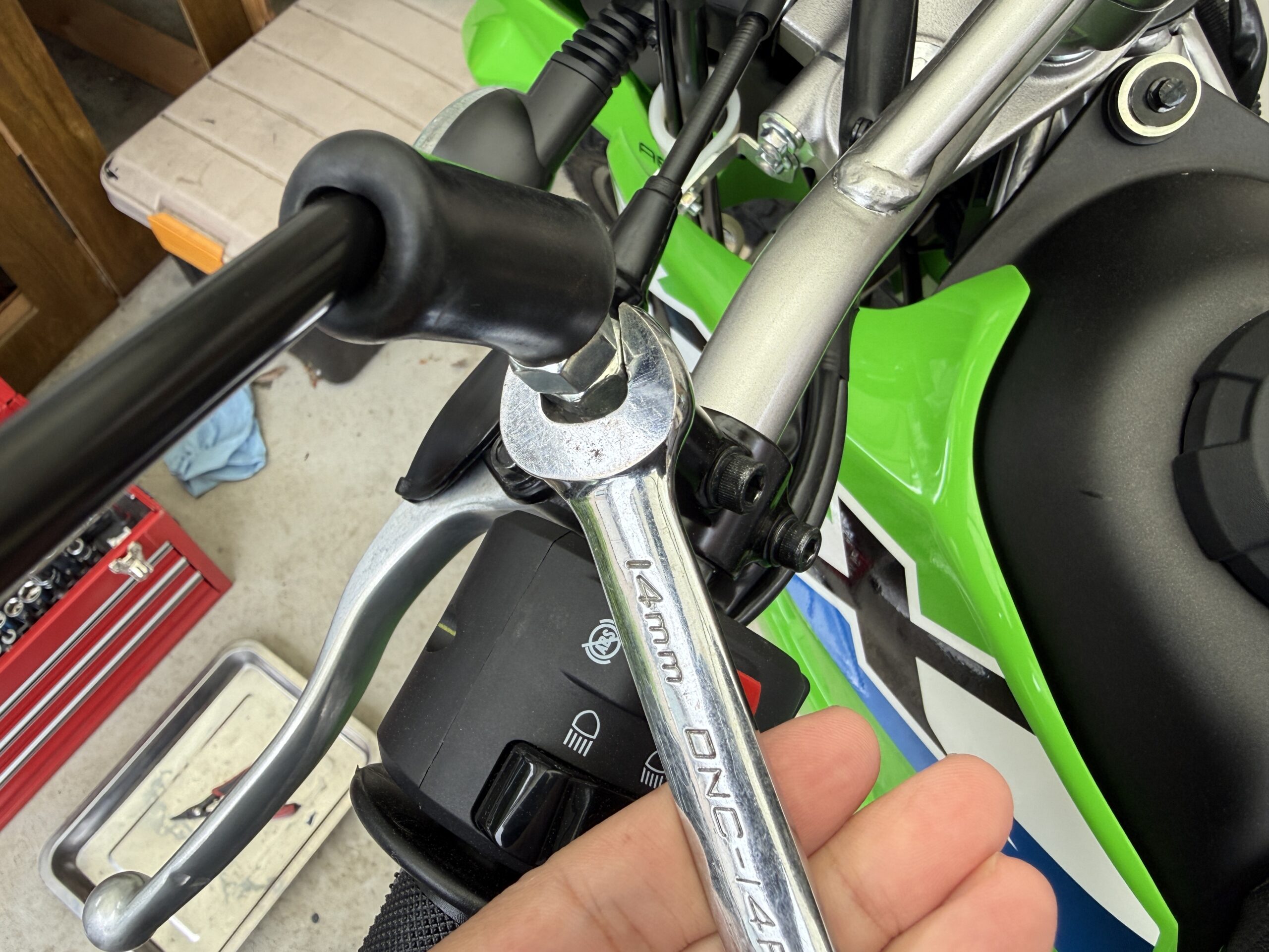 純正ミラーと14ミリのスパナ