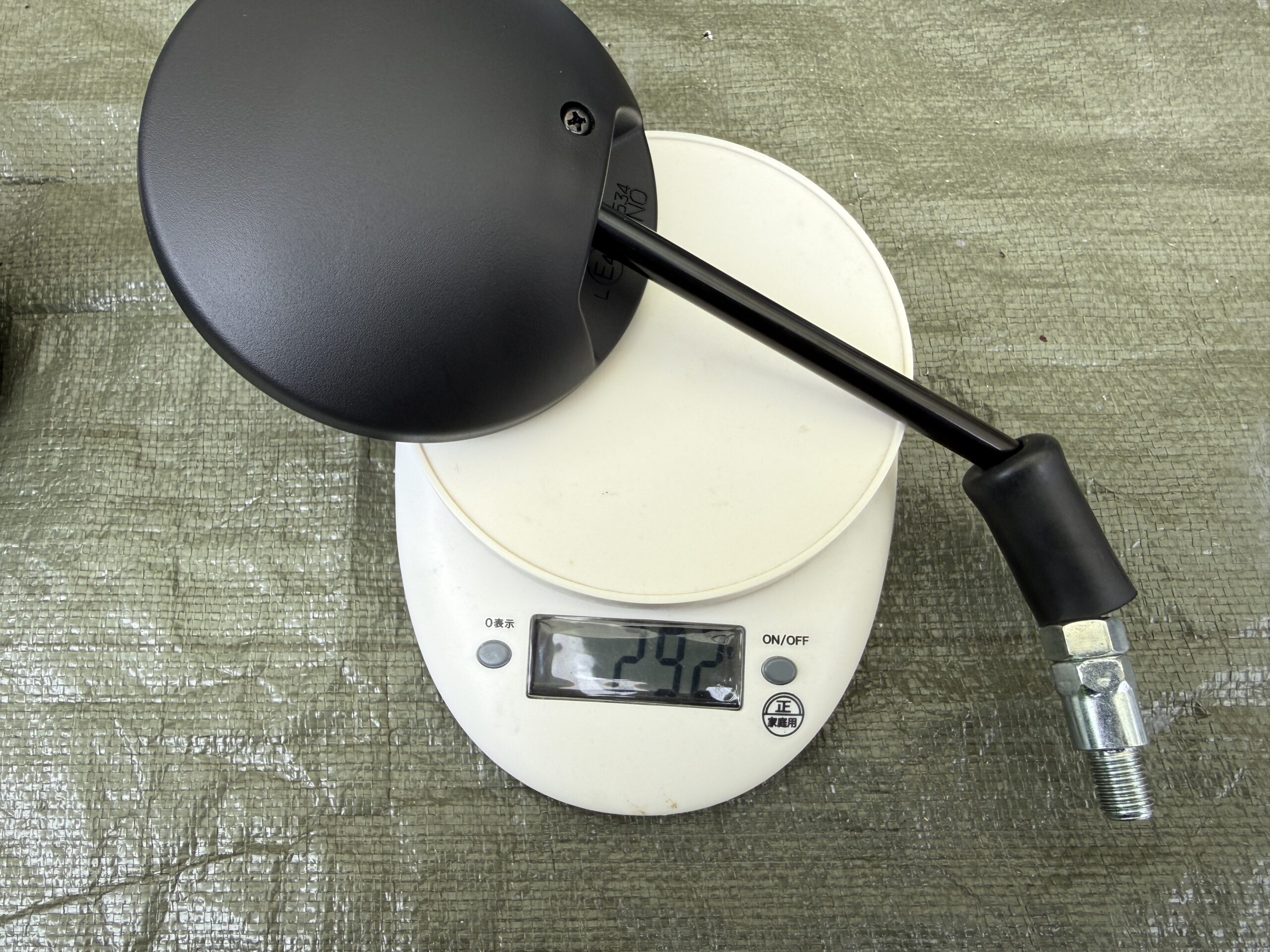 外したミラーを計っている