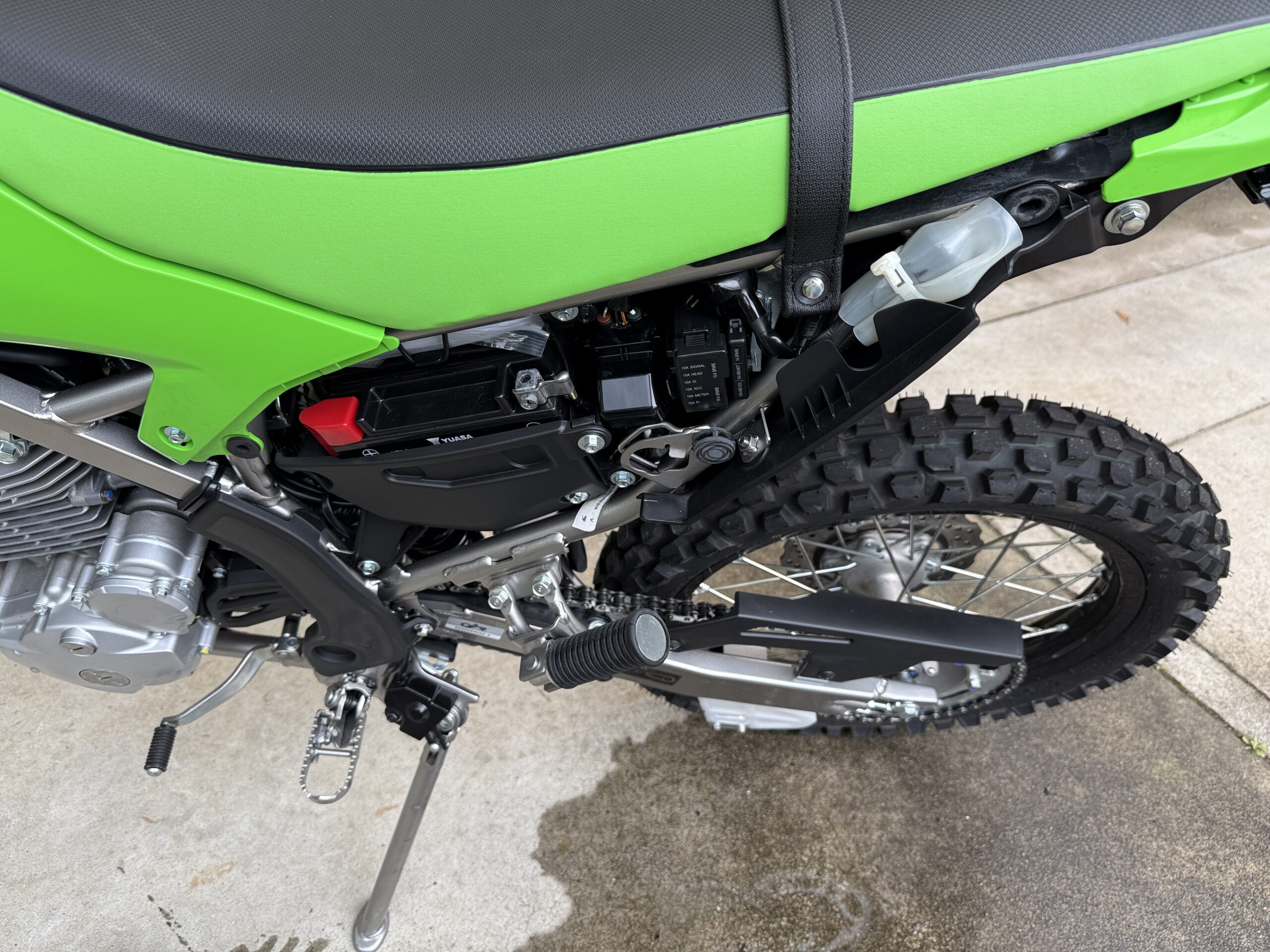 KLX230のサイドカウルを外した状態