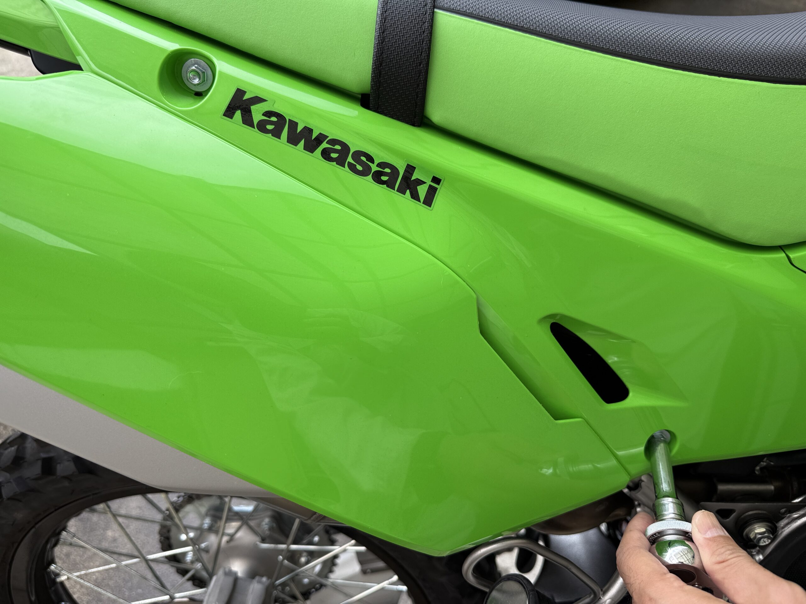 KLX230の左側のサイドカウル