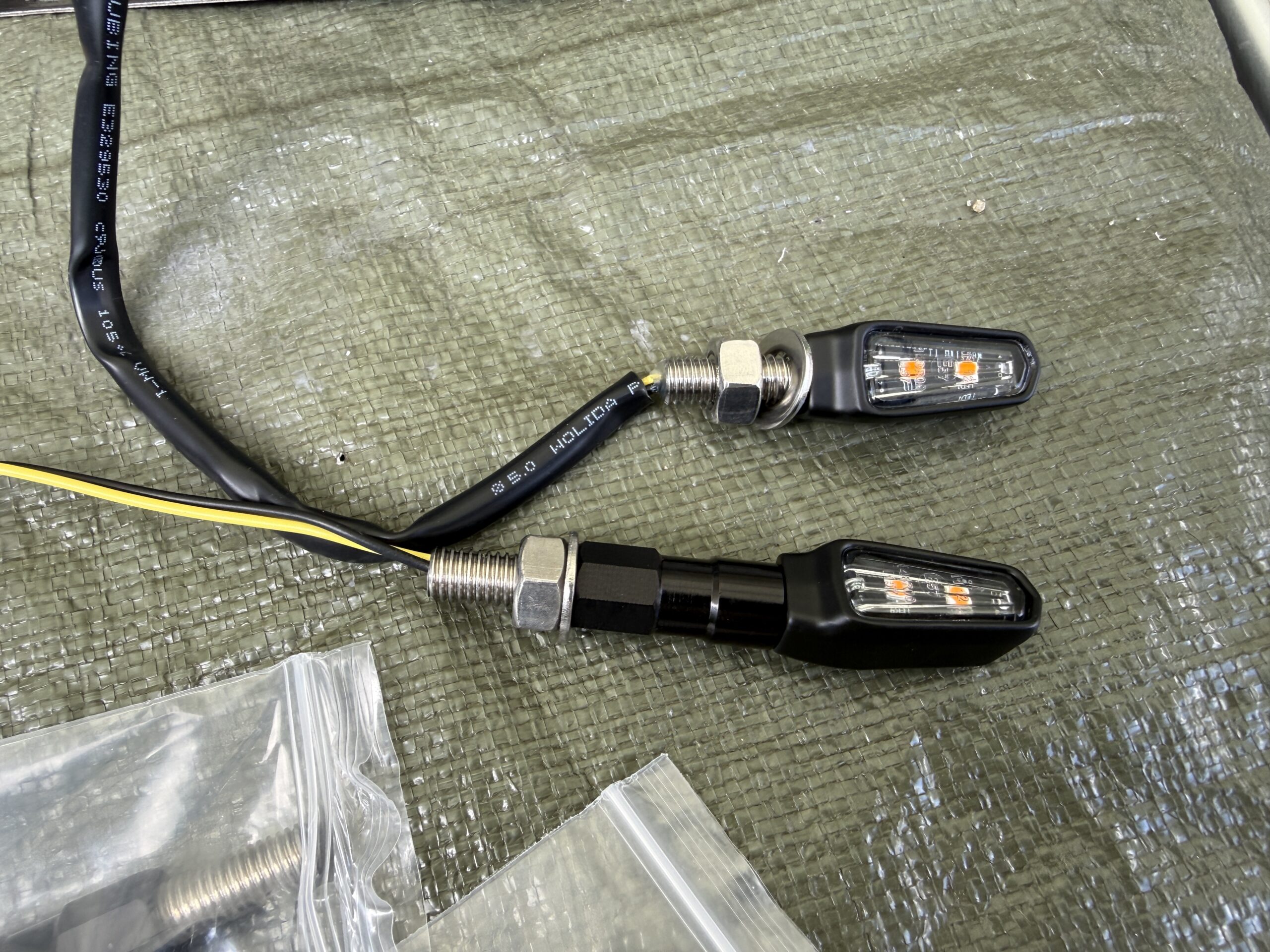 延長ボルトを入れたLEDウィンカー