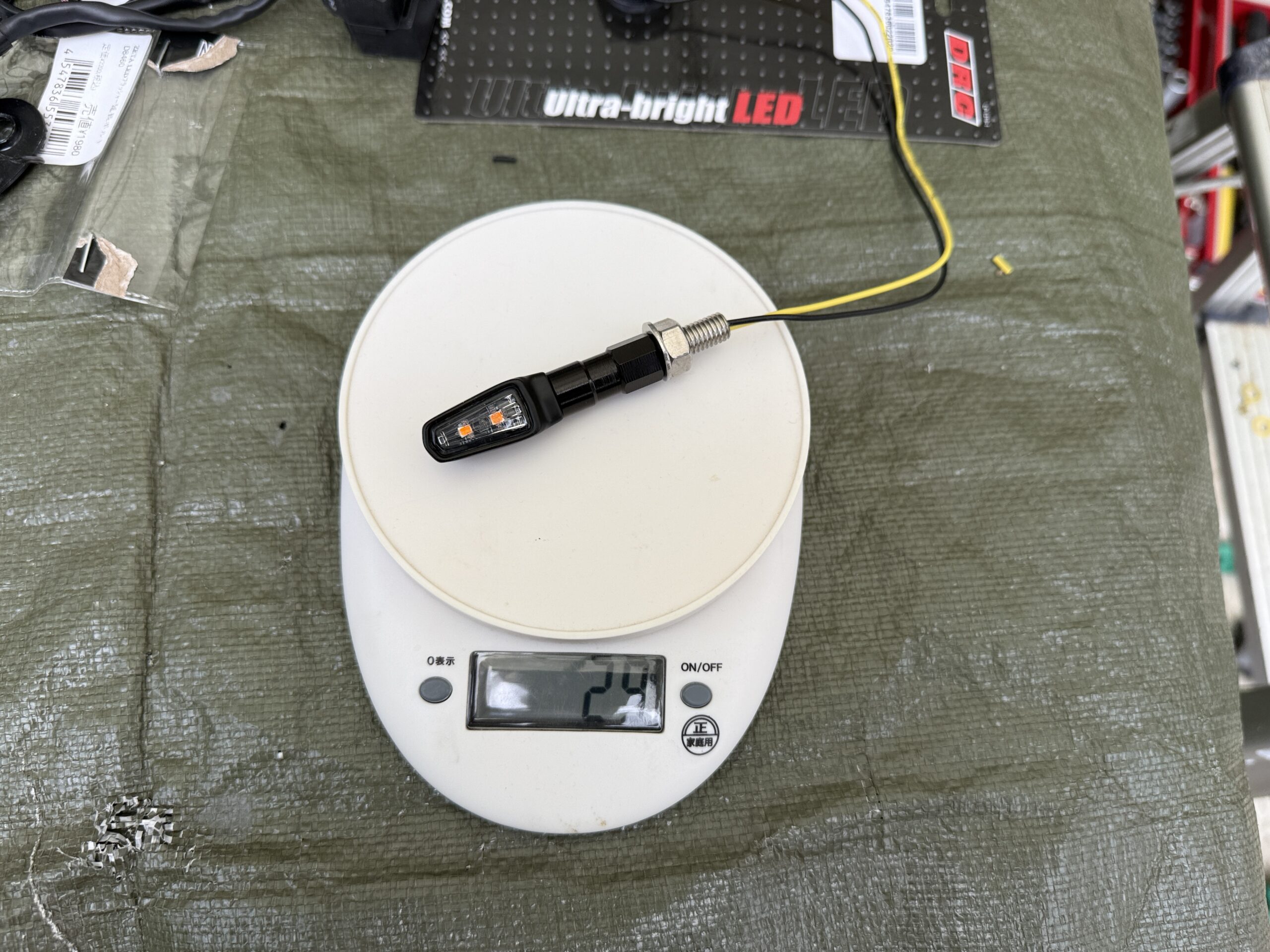 延長ボルトを入れたDRCのｌEDウィンカーを計りの上においた