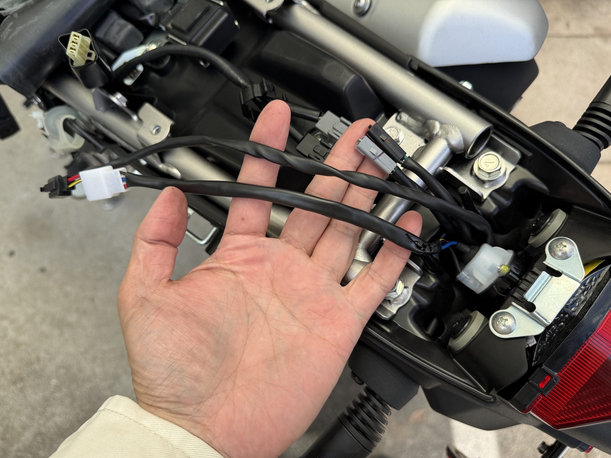 KLX230のテールランプの配線