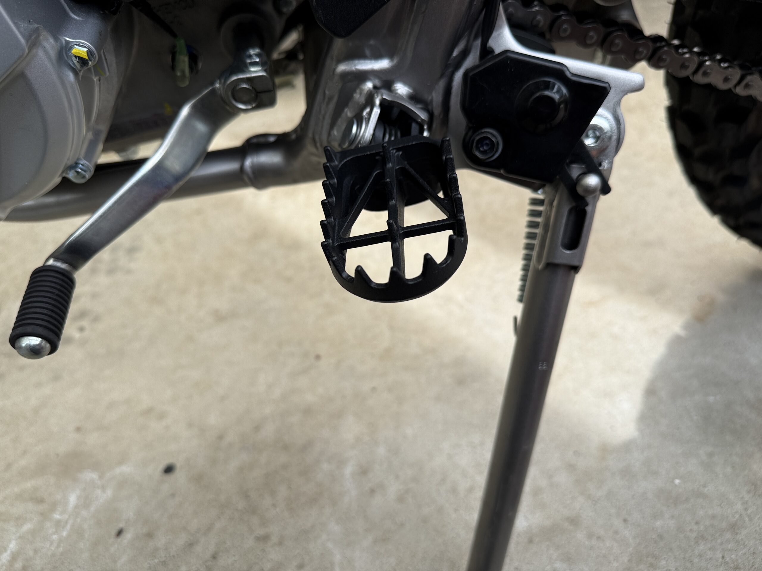 KLX230に付けたDRCのワイドフットペグ
