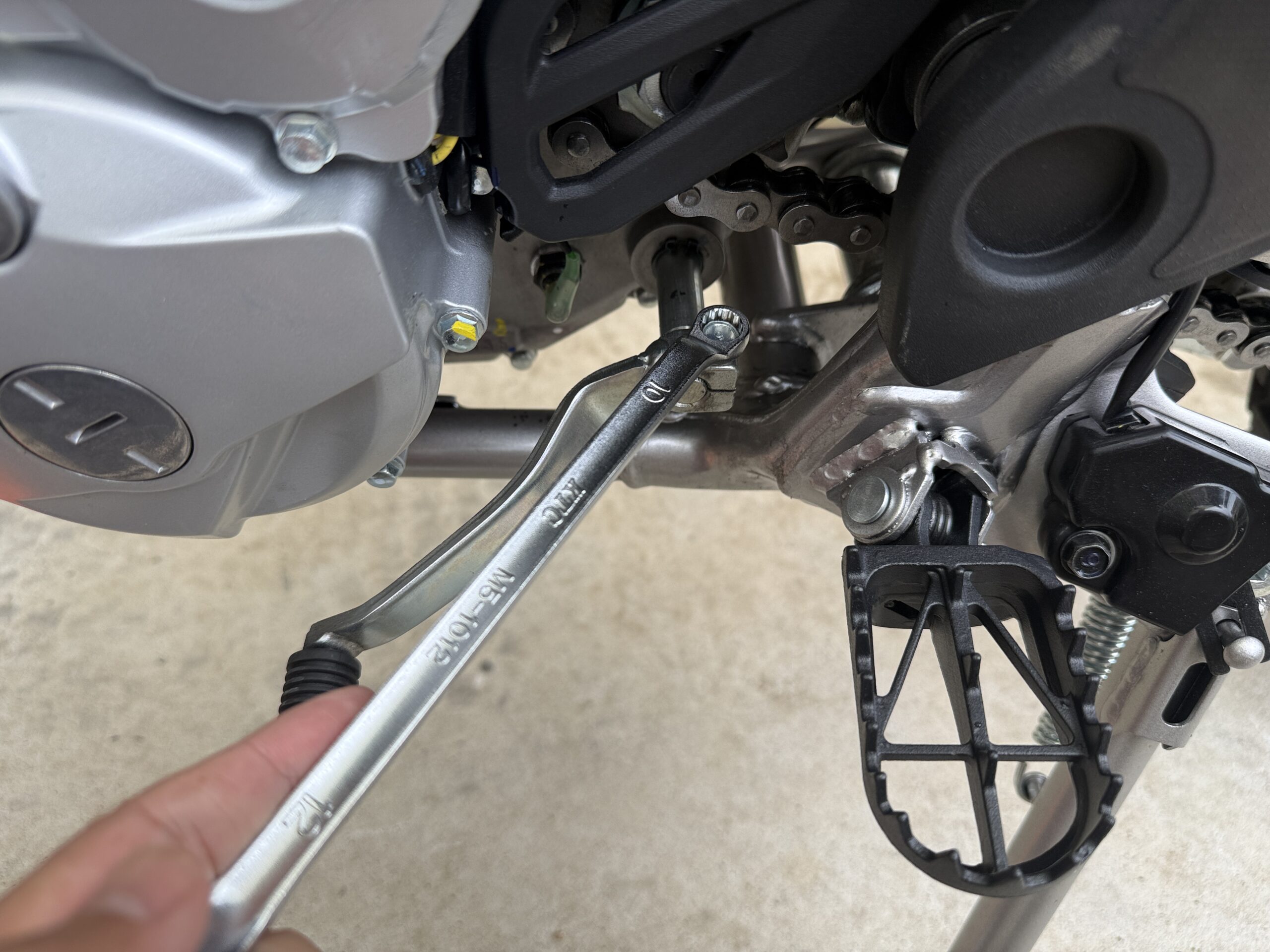 KLX230のシフトメダルをメガネレンチで外す