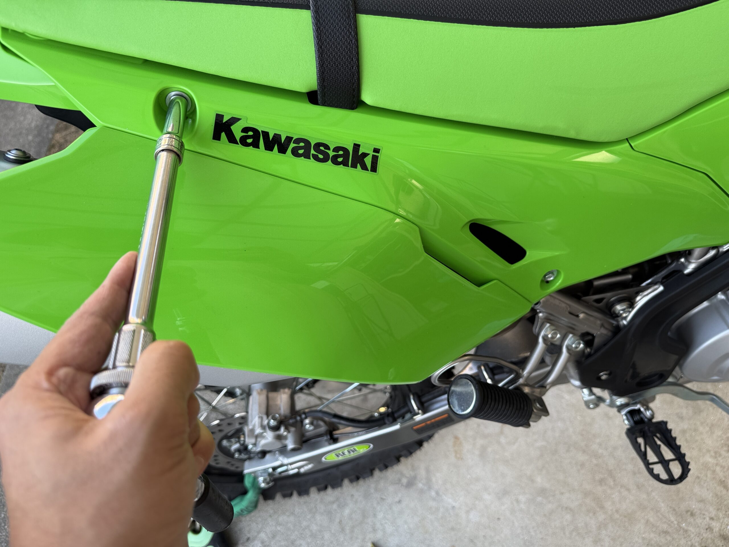 ラチェットレンチと左手