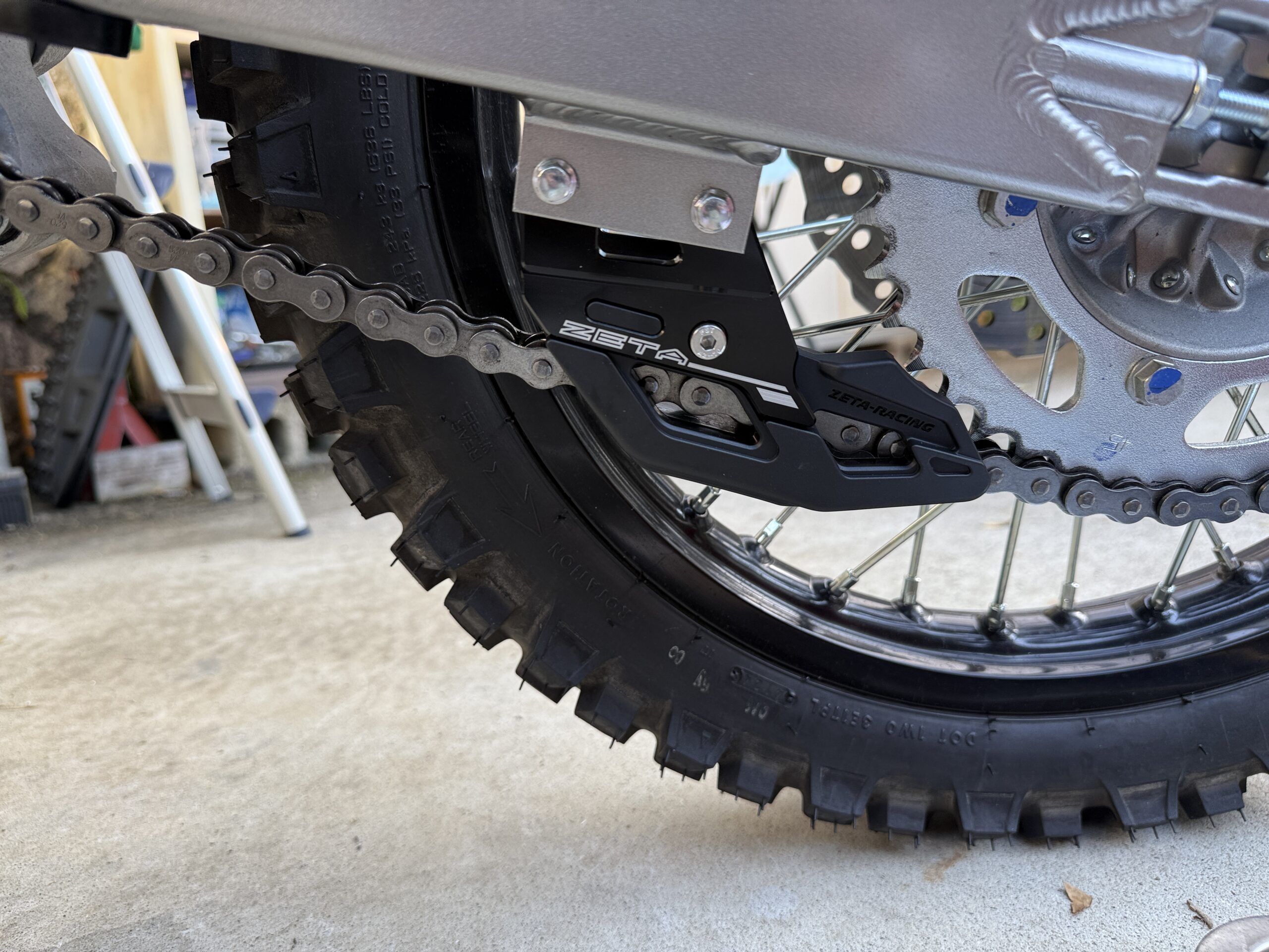 ZETAのチェーンガイドをKLX230につけた状態