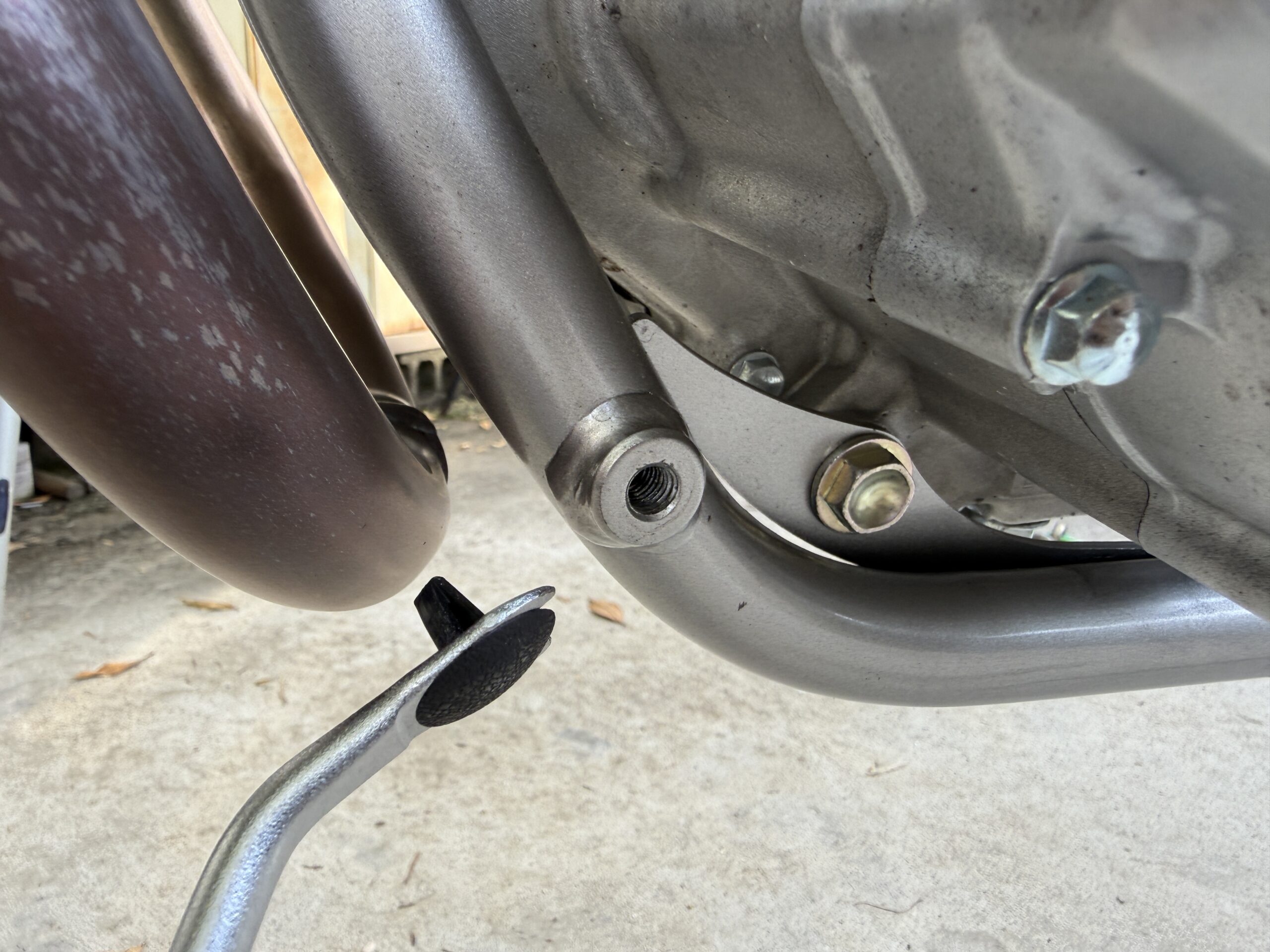 KLX230のキャップを工具で外している