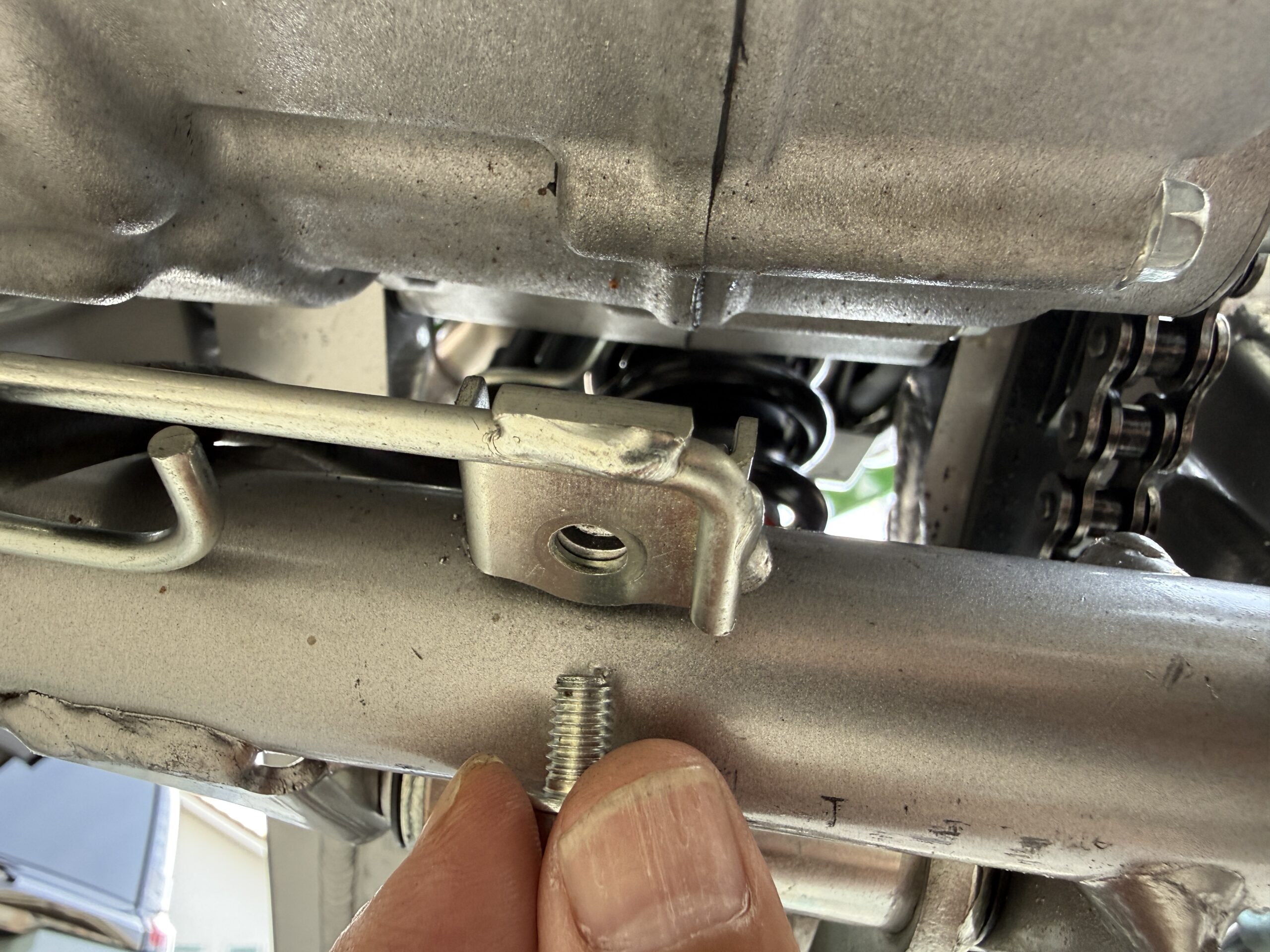 KLX230のホースのガイド