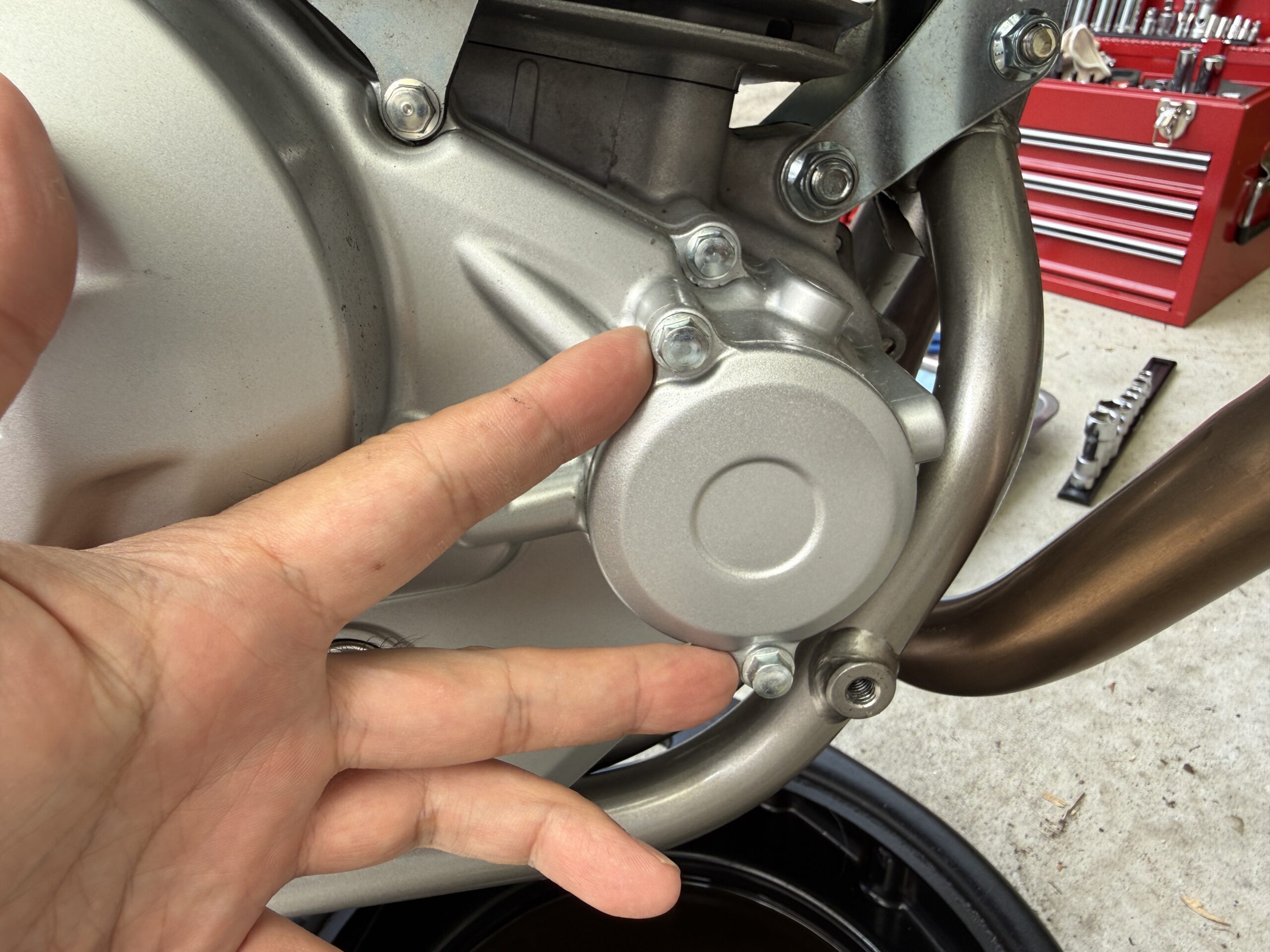 ｋLX230のオイルフィルターのカバーと左手