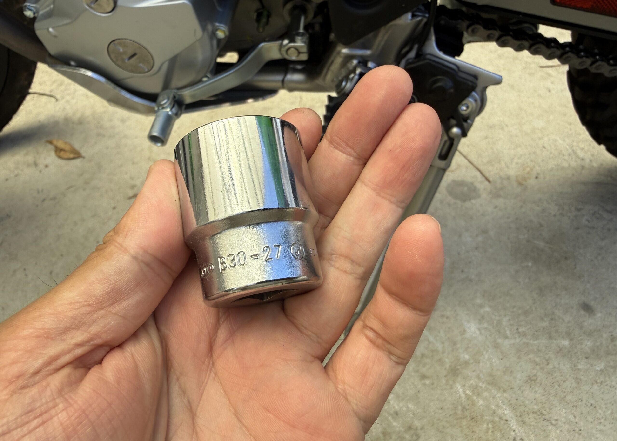 27mmのソケットと左手