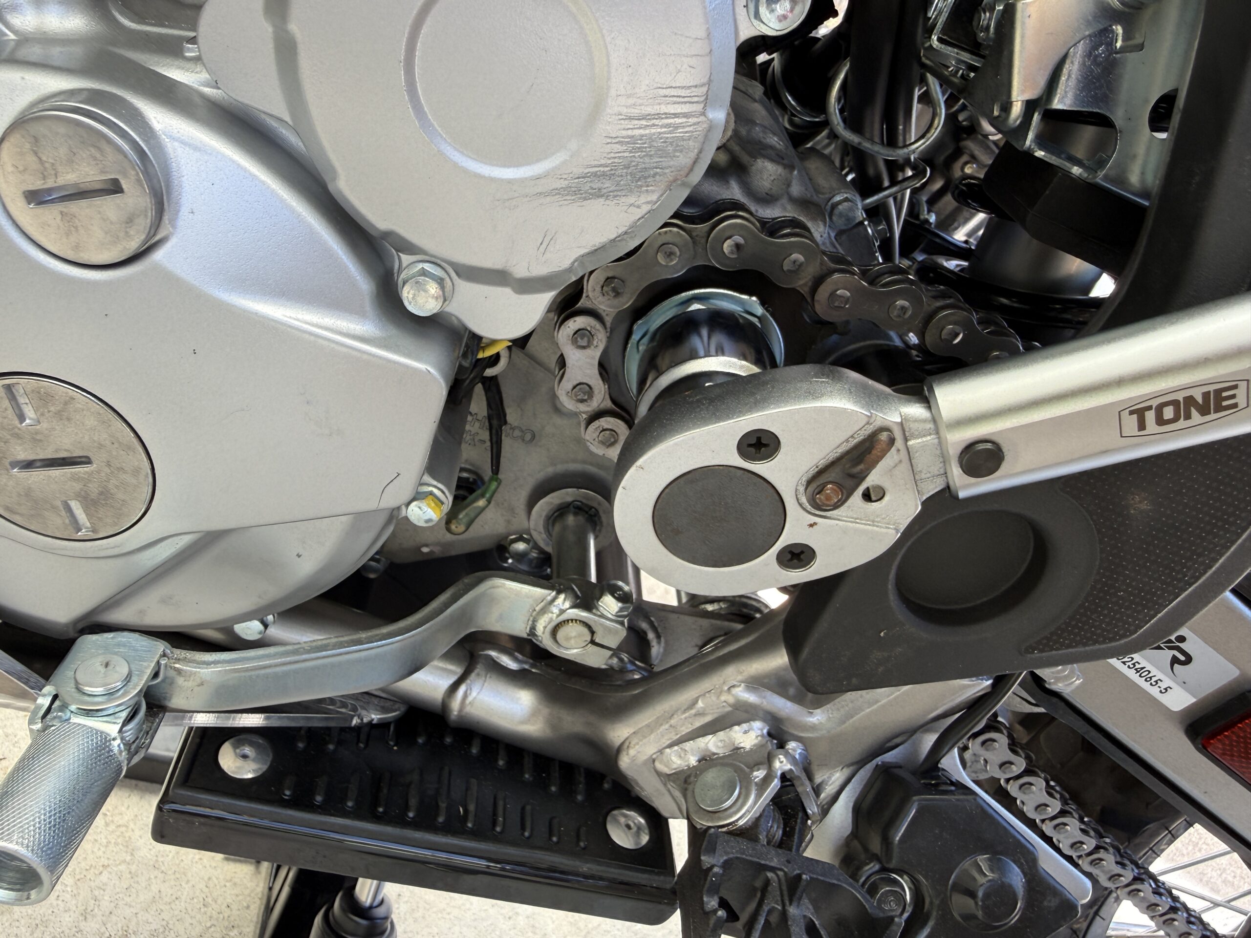 KLX230のスプロケをトルクレンチで付けてる