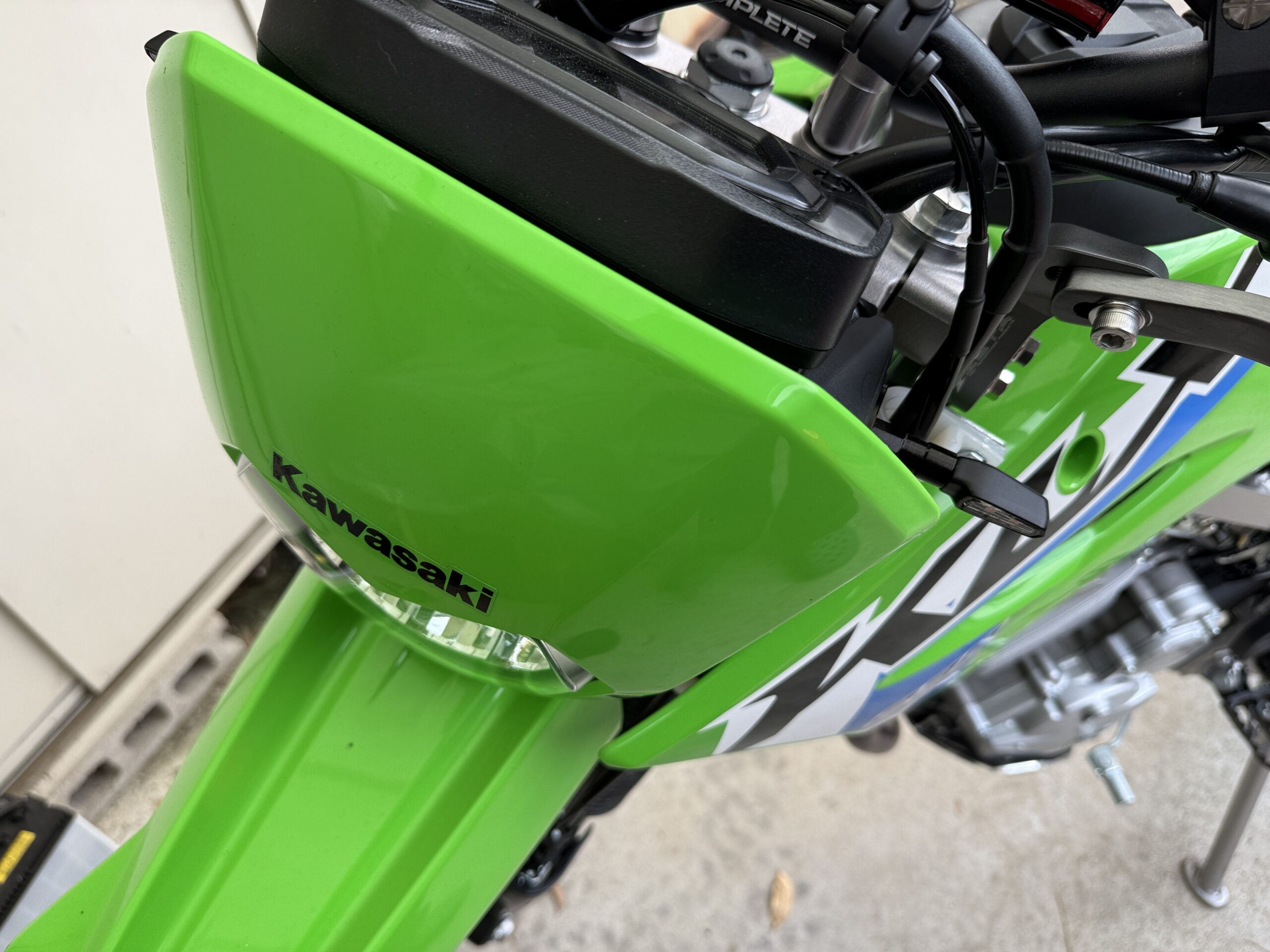KLX230のヘッドライトを上から見た