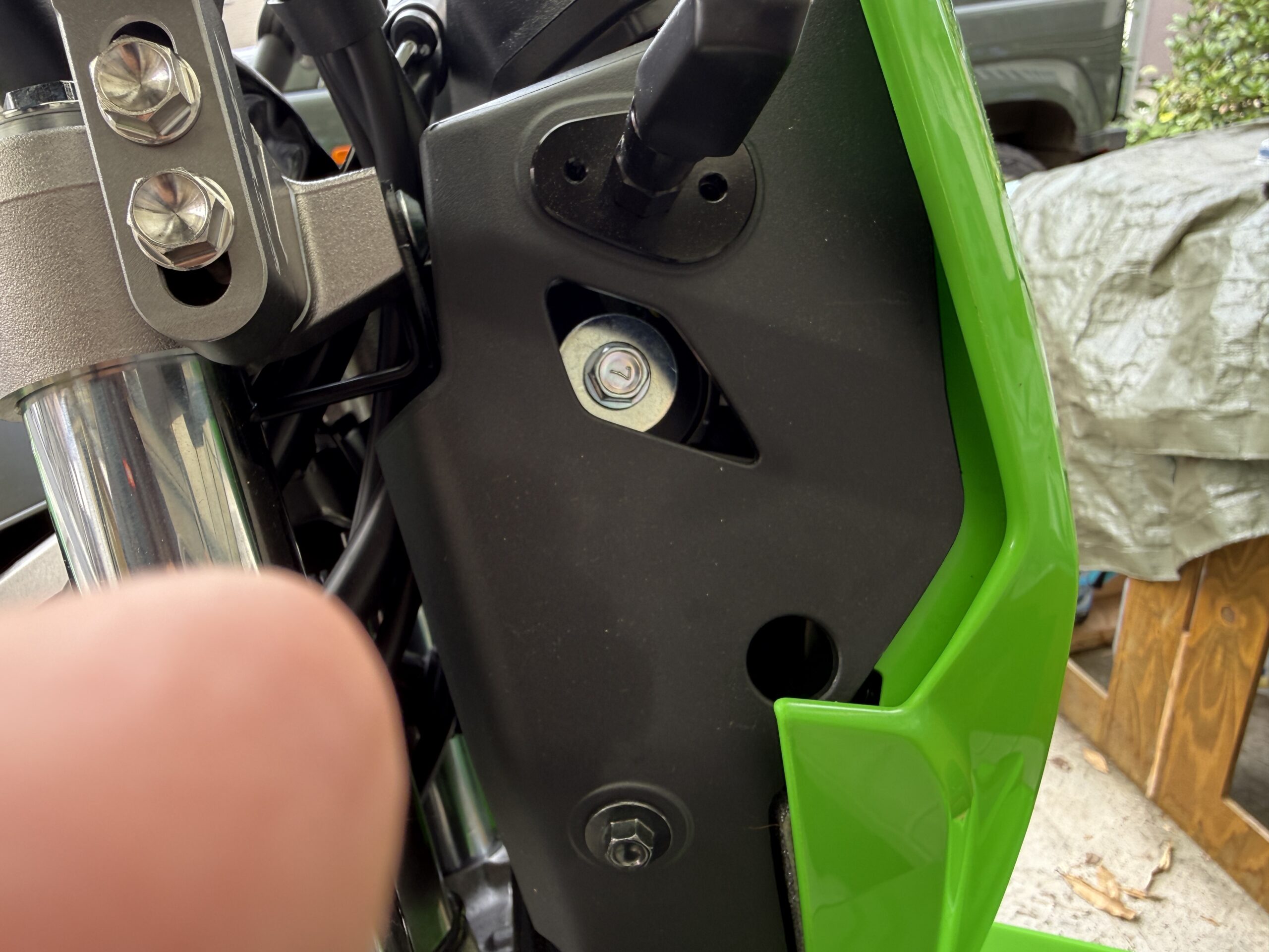 KLX230のヘッドライトをとめている右側のボルト