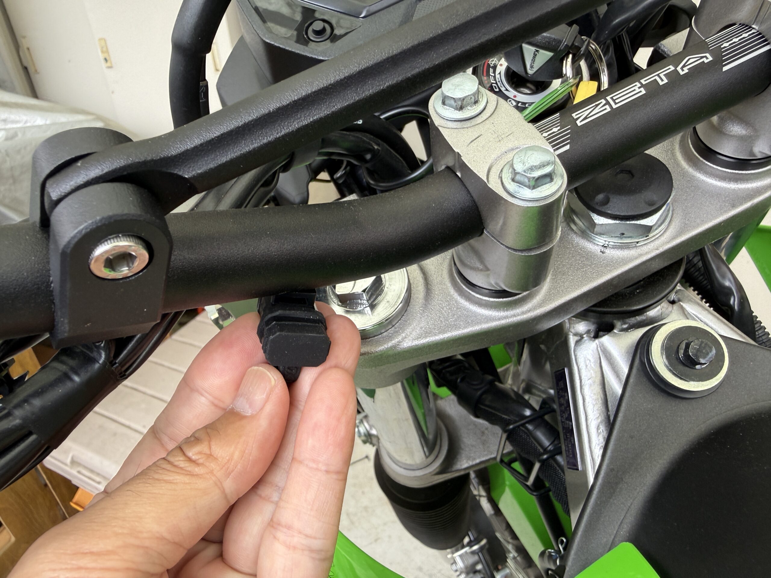 KLX230のハンドルにUSB電源