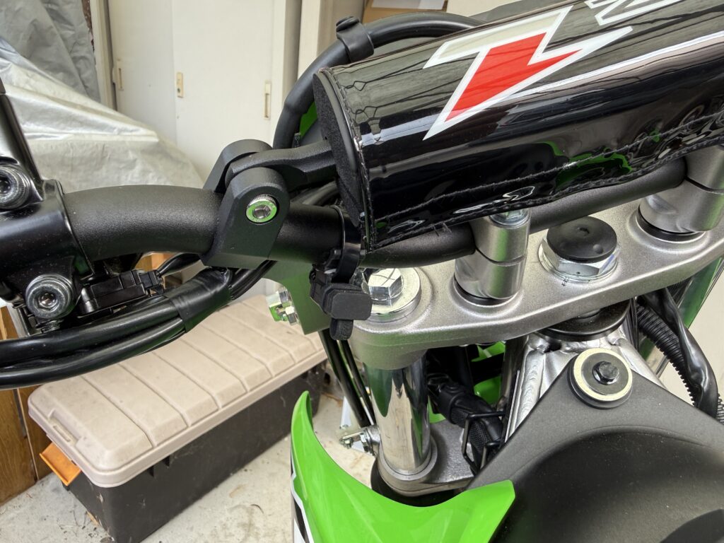KLX230にデイトナのUSB電源をつけた状態