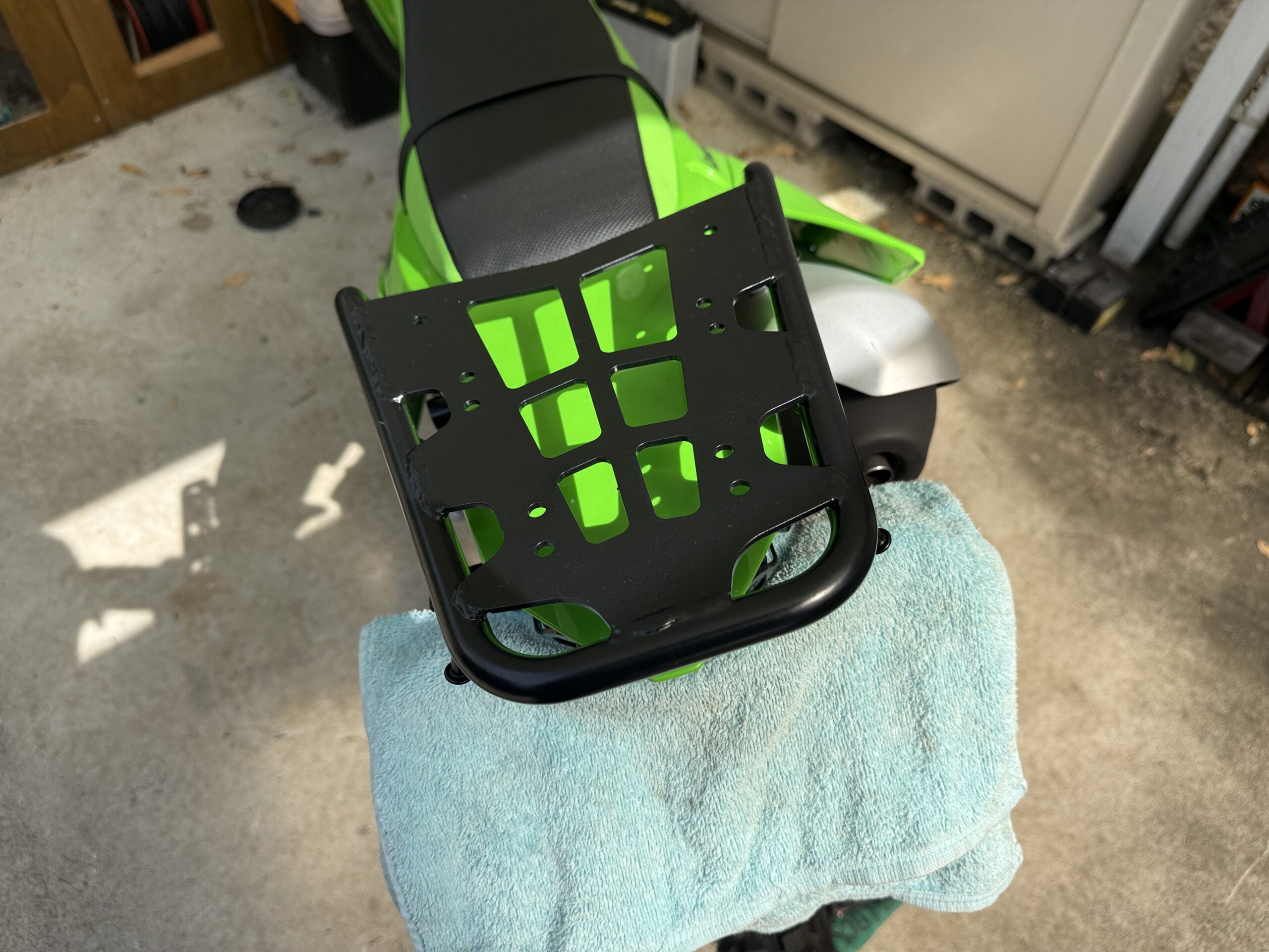KLX230に付けたDRCのキャリアとタオル