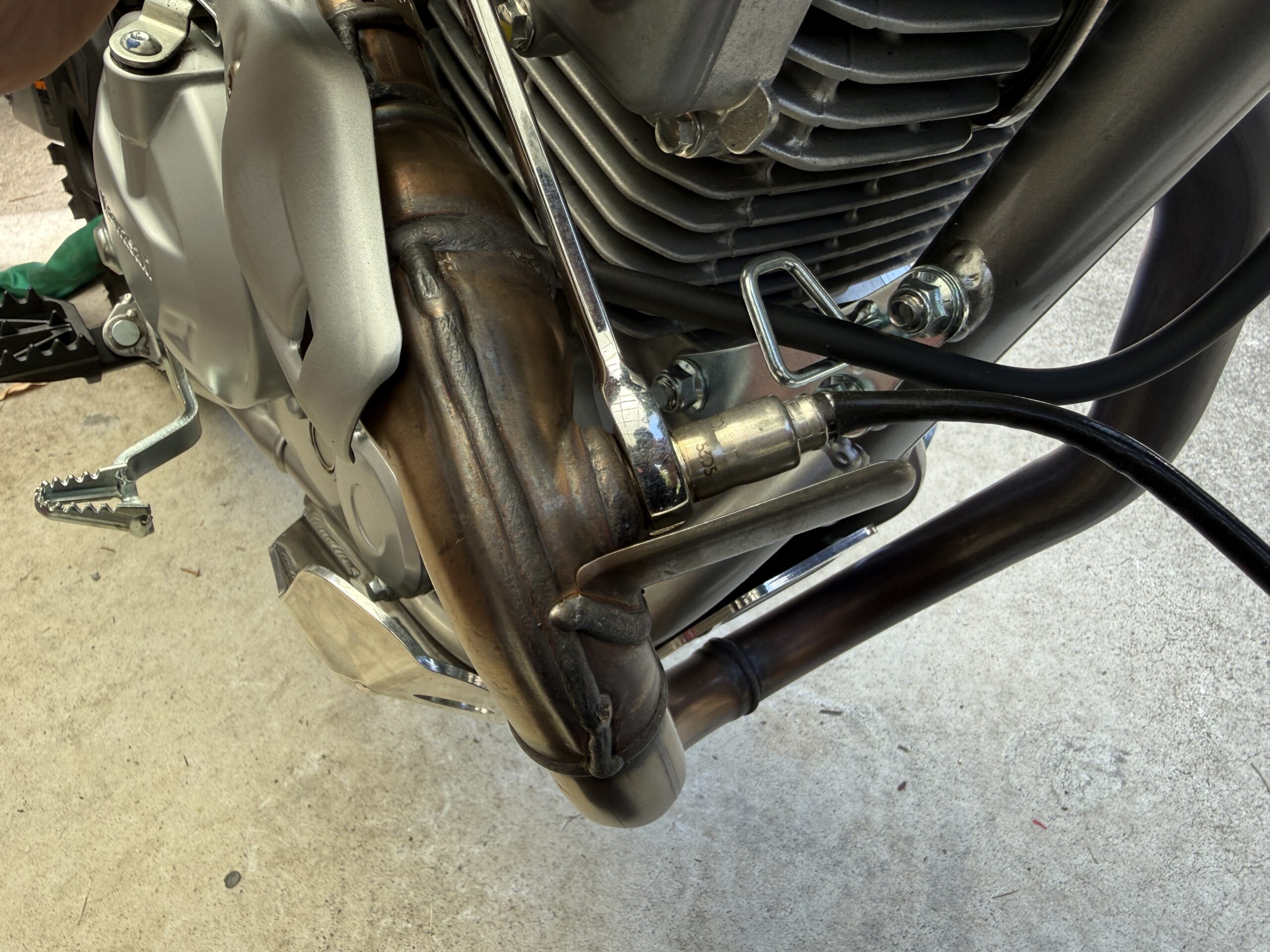 KLX230のO2センサーと工具