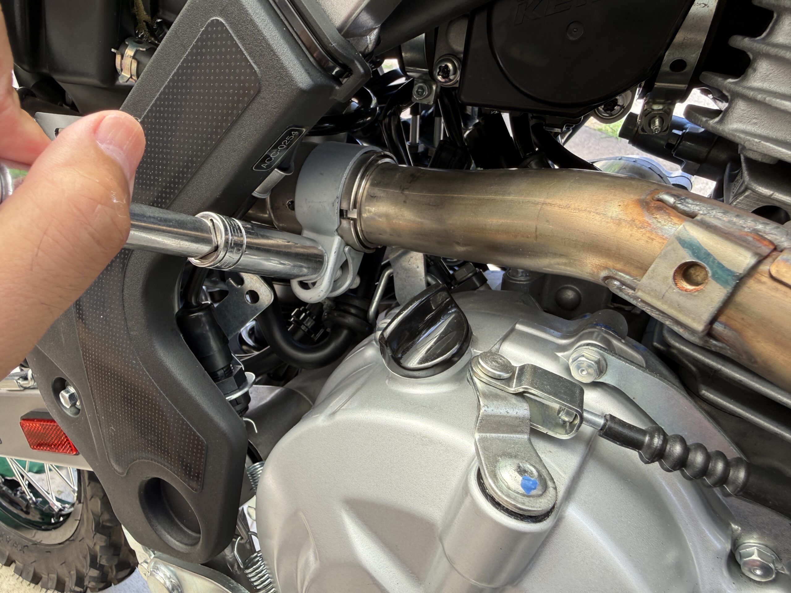 KLX230のエキパイの連結部分のボルトと工具