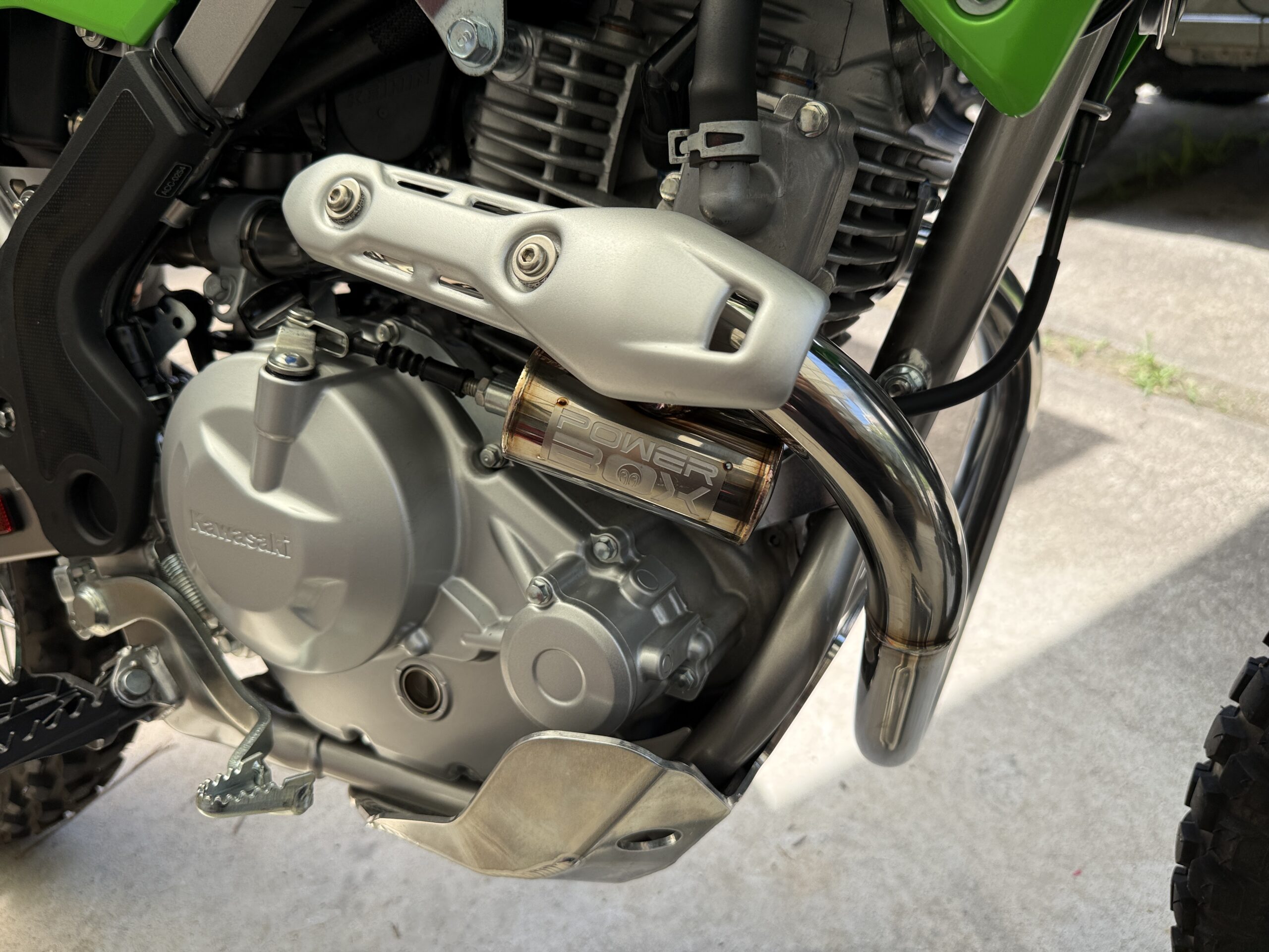 KLX230に取り付けたパワーボックス