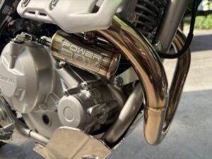 取り付けが終わったKLX230のパワーボックス