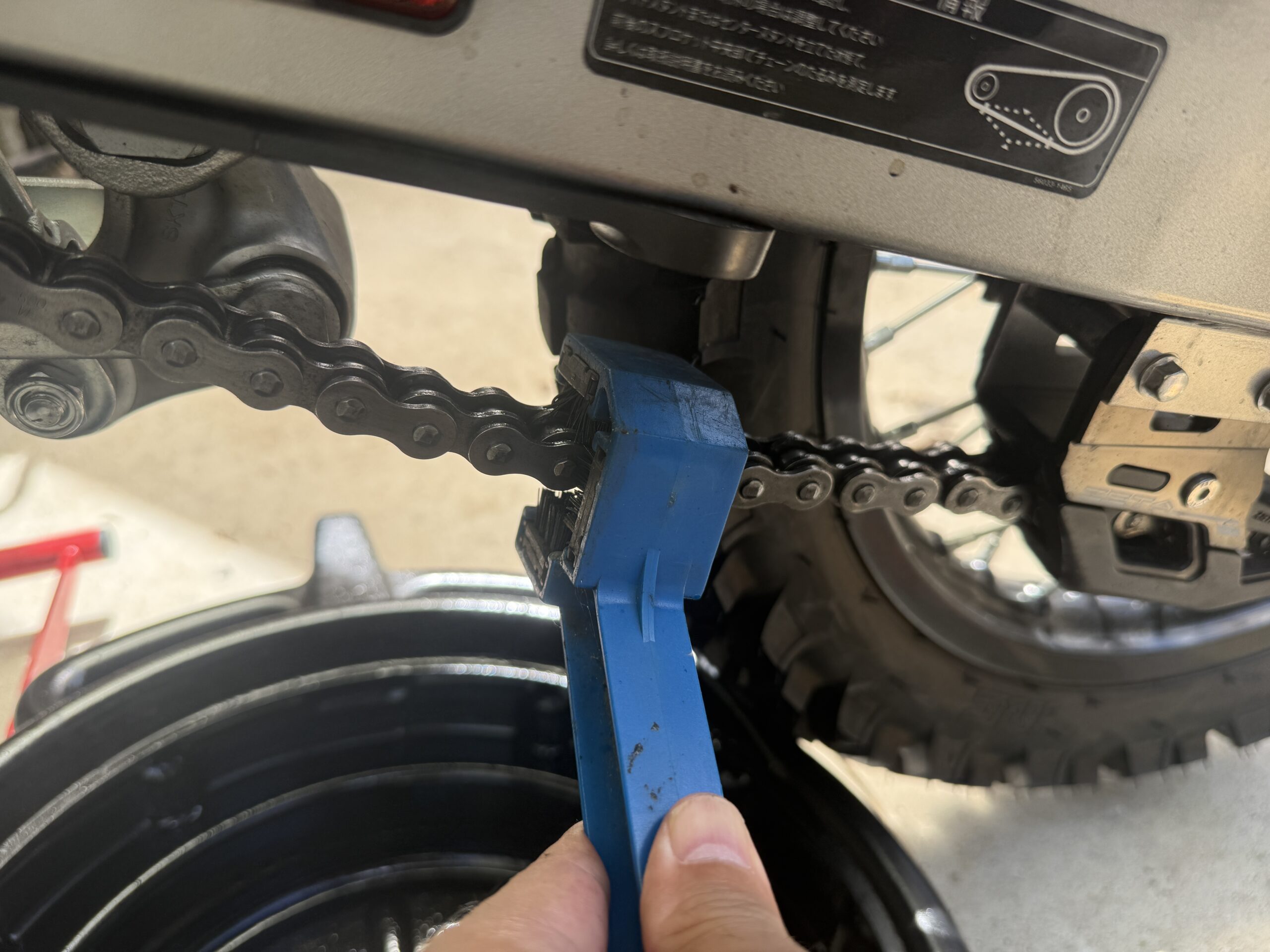 KLX230のチェーンをブラシで掃除
