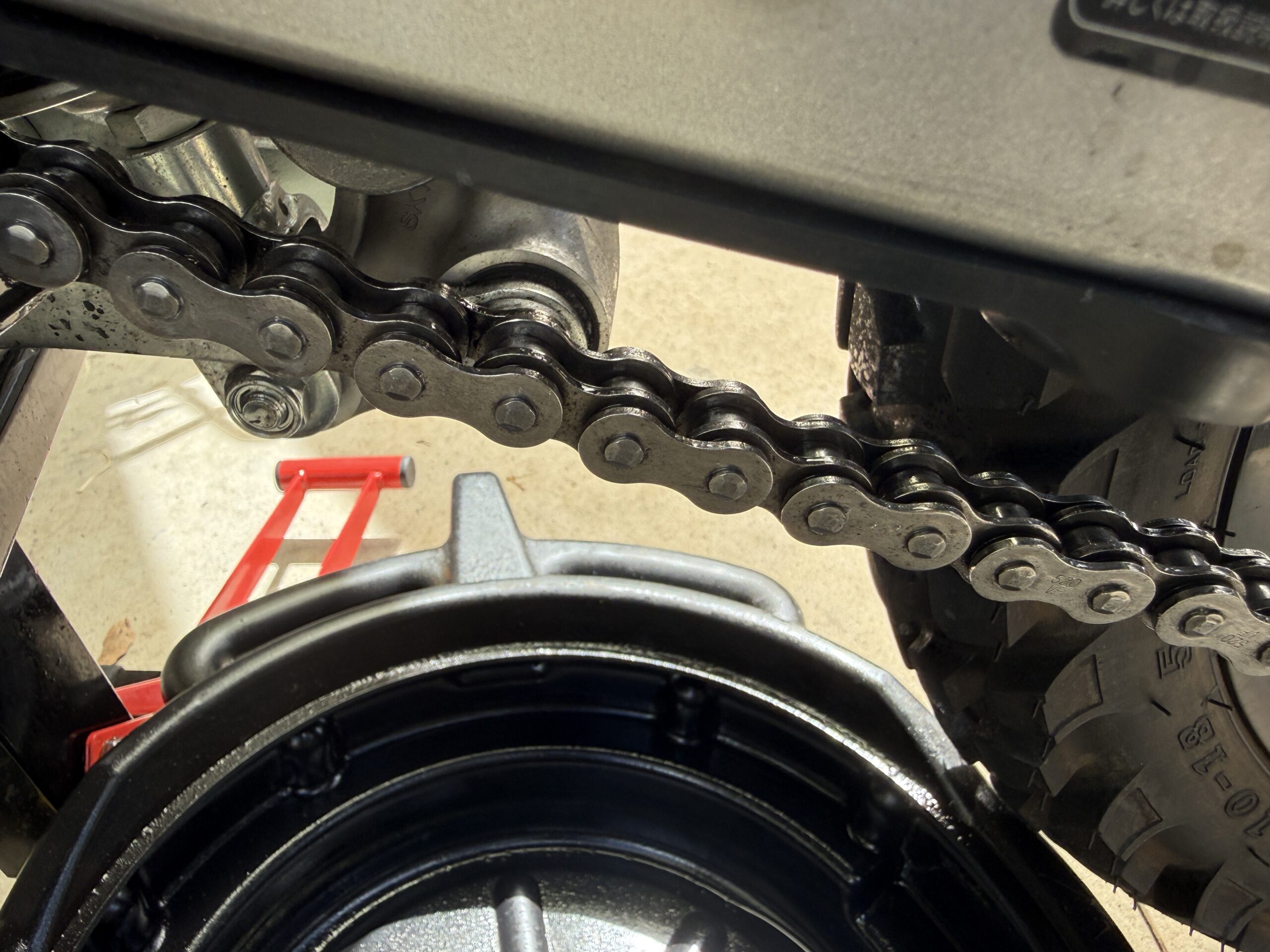 チェーンルブを吹きかけたKLX230のチェーン