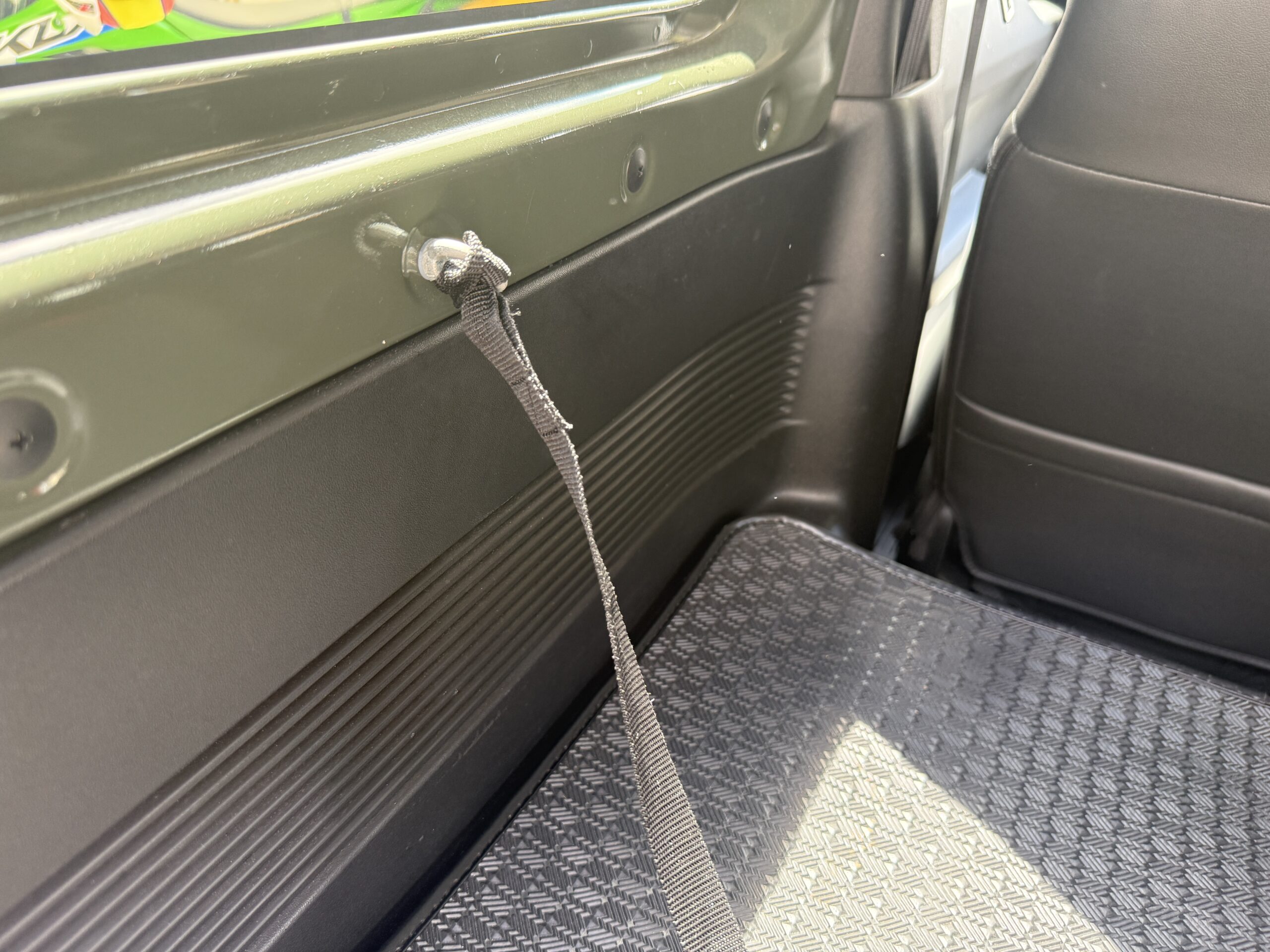 アイボルトに荷締めベルトを付けている