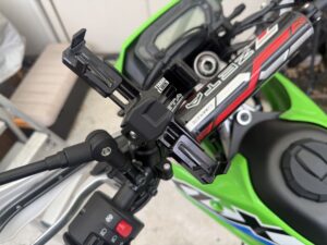 KLX230のハンドル左側に取り付けたZETAタフロックスマートフォンマウント