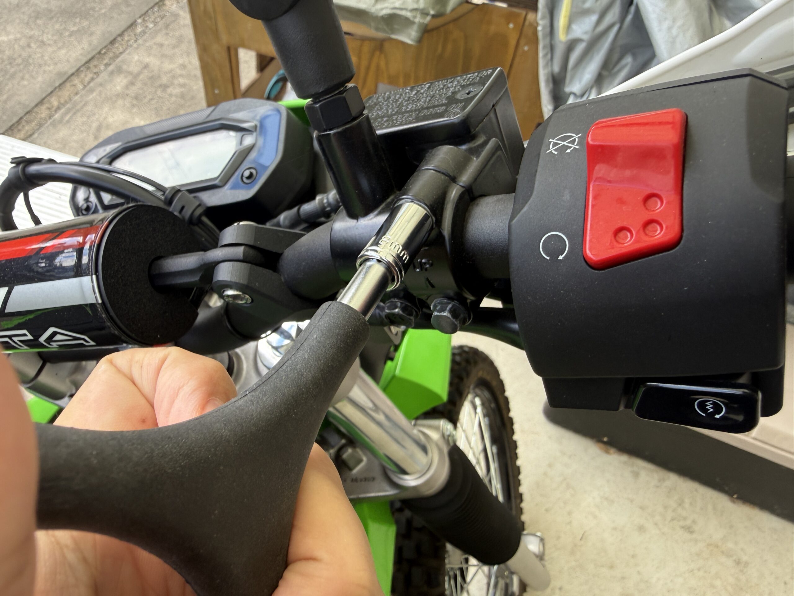 KLX230の右ハンドルホルダーに8mmソケットを使用している様子
